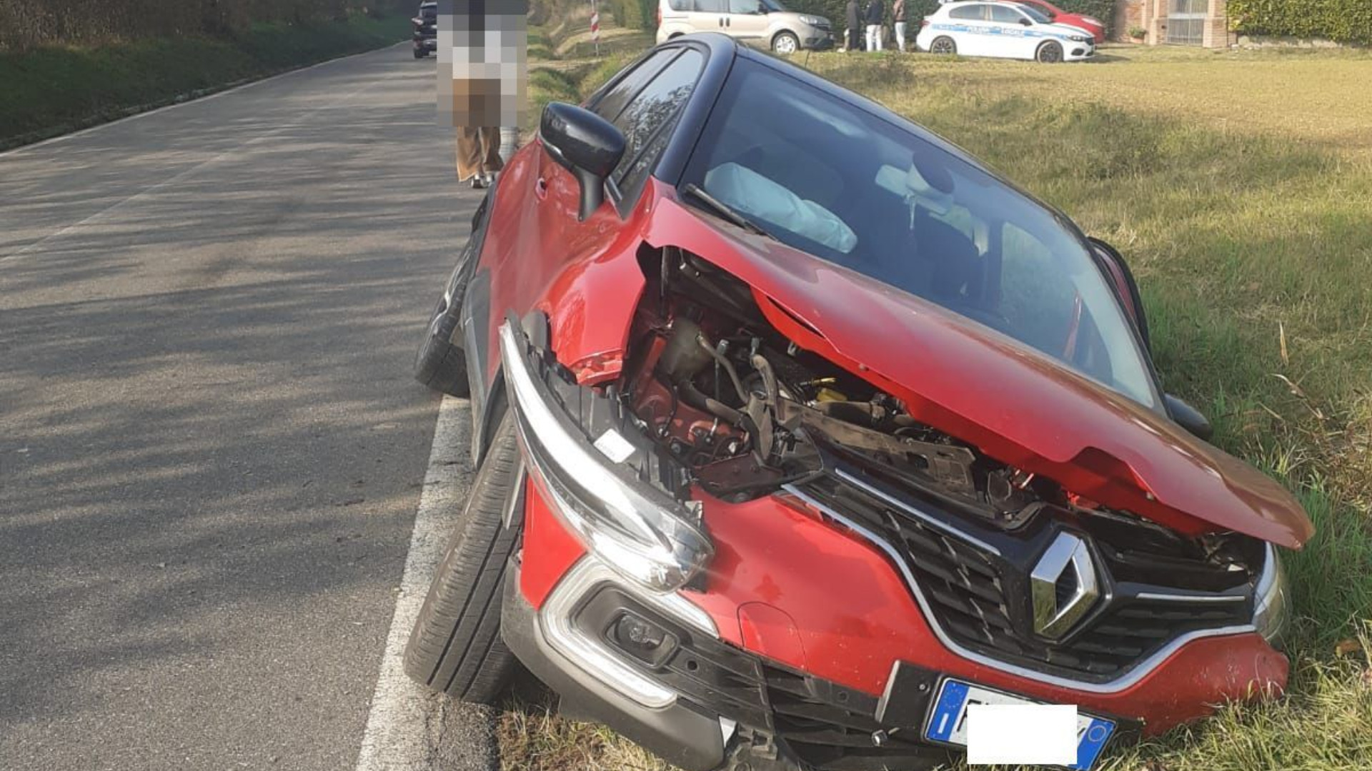 Borgonovo, auto fuori strada dopo l'urto con un ponticello