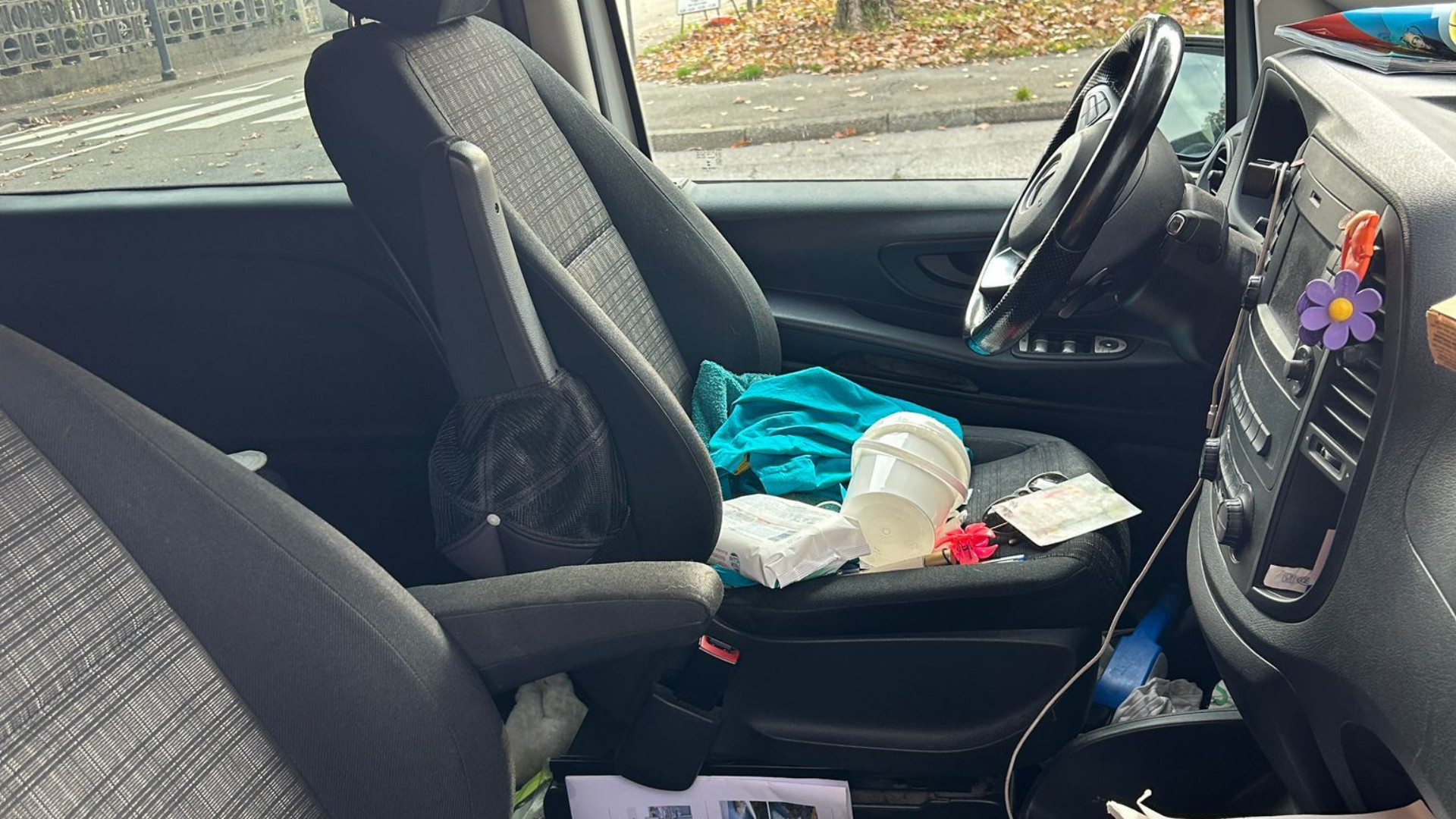 Ladro spacca i finestrini e ruba contanti nella zona della Galleana