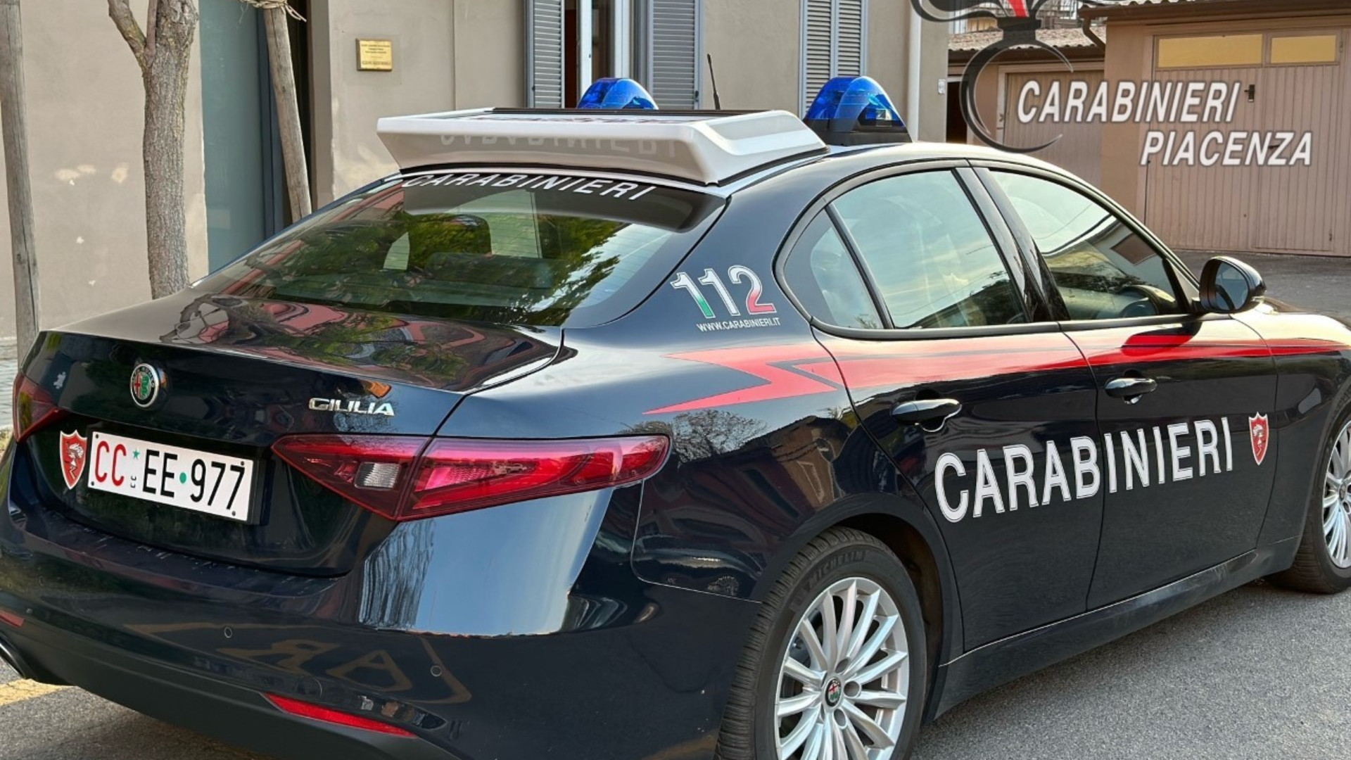 Tre giovani segnati fra Alseno e Cadeo come assuntori di droga, un uomo denunciato per porto abusivo di oggetto da offesa, circa 150 le persone controllate, ottanta invece i mezzi sottoposti a verifiche. E' questo il bilancio di una serie di servizi disposti dal Comitato per l'ordine e la sicurezza pubblica presieduto dalla prefetta ed effettuati dai carabinieri del Comando provinciale di Piacenza. Questo servizio che sara intensificato in occasione del ponte pasquale ha interessato la rete stradale provinciale, diversi locali pubblici e aree di abituale ritrovo di giovani, i carabinieri del Comando provinciale di Piacenza, gia dai primi giorni della settimana santa ad iniziare dalla Bassa piacentina hanno intensificato questi controlli. In particolare i militari della Compagnia di Fiorenzuola d'Arda oltre ad effettuare soprattutto nelle ore serali e notturne alcuni posti di controllo lungo le principali arterie stradali, hanno anche svolto alcuni servizi di prevenzione ai reati predatori. Sono cosi state controllate 150 persone e ottanta automezzi, denunciato un impiegato quarantunenne con una mazza da baseball (di cui riferiamo in articolo a parte). In particolare poi ad Alseno nei pressi del cimitero, due giovani di 30 e 36 anni, sono stati sorpresi dai carabinieri della stazione di Castellarquato, mentre si stavano accingendo a consumare della droga. Indosso ad ognuno di loro i militari hanno trovato alcune dosi di eroina pronte per essere utilizzate. Sono stati entrambi segnalati alla Prefettura quali assuntori di droga e l'eroina e stata sequestrata. Lungo al via Emilia nei pressi di Cadeo e stato invece sottoposto a controlli un automobilista, fermato e controllato dai carabinieri della stazione di Gropparello; e stato identificato per operaio di 32 anni, aveva con se alcuni grammi di hashish, subito sequestrati. Gli e stata ritirata la patente di guida e l'autovettura e stata affidata ad un conoscente. _er.ma