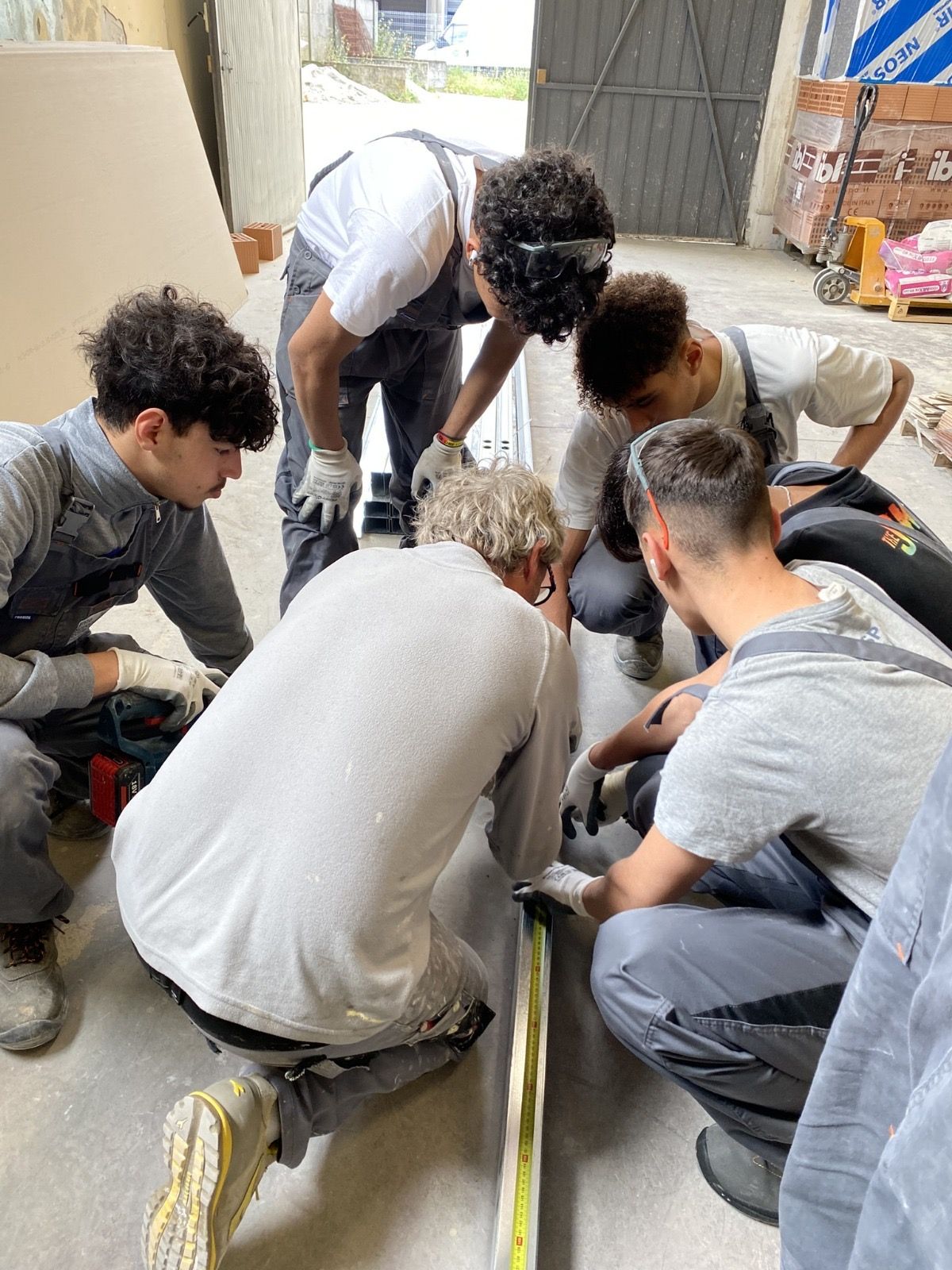 I ragazzi a lezione per imparare il mestiere e le sue normative in sicurezza