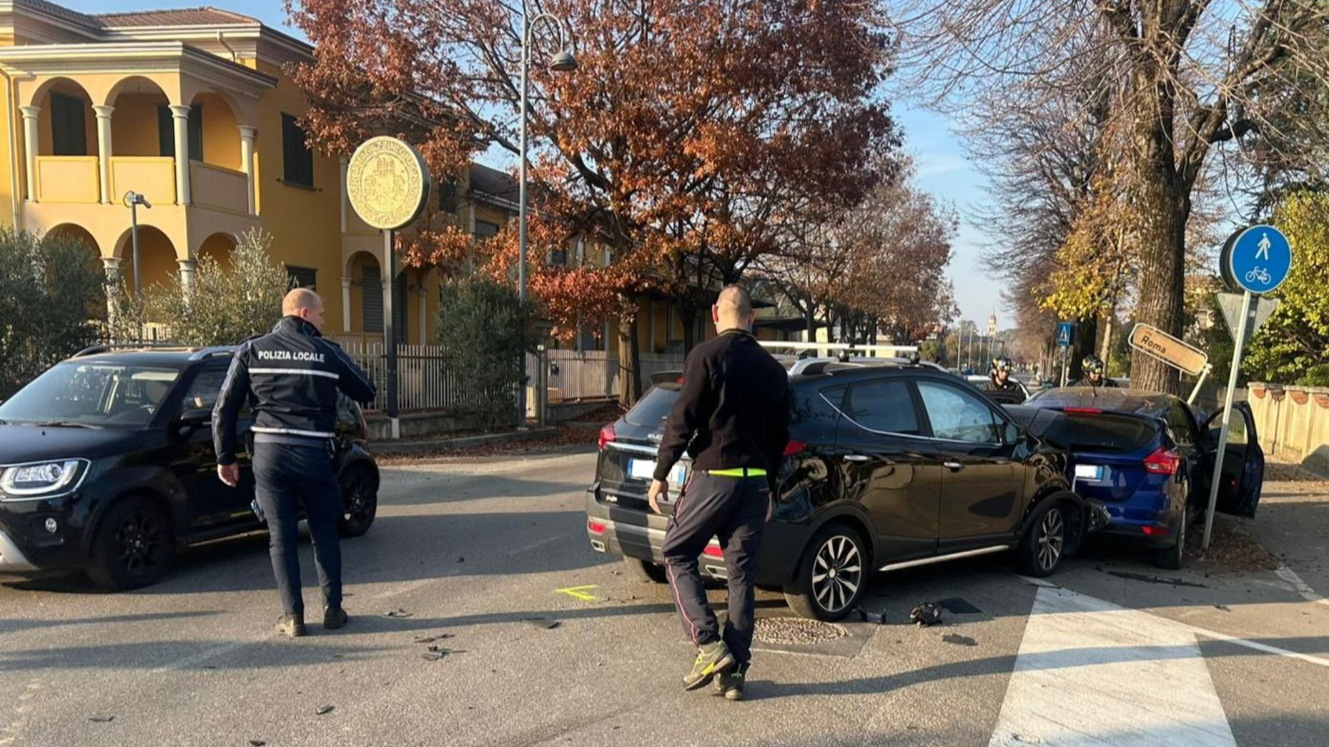 Scontro a Gragnano, auto contro albero: quattro feriti