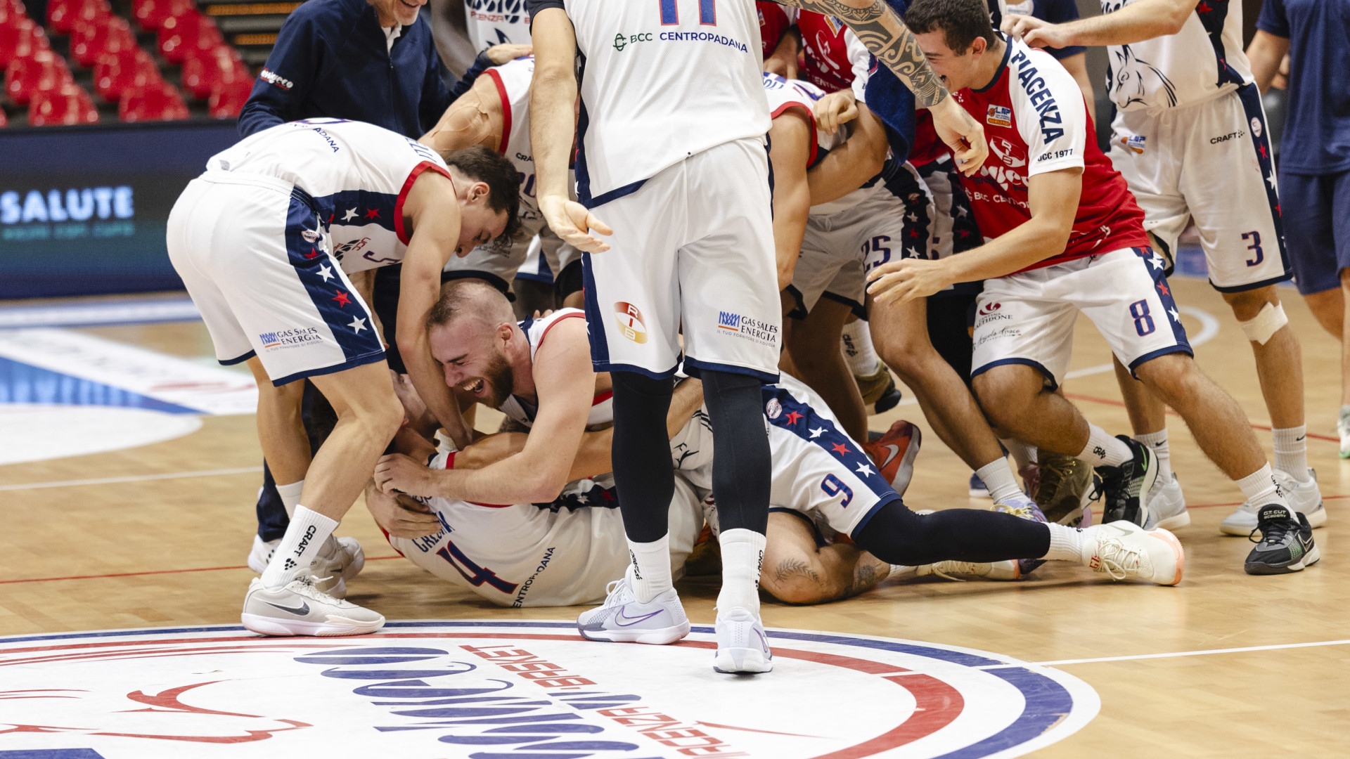 Calbini travolto dall'entusiasmo dei compagni ©Libertà/Angela Petrarelli