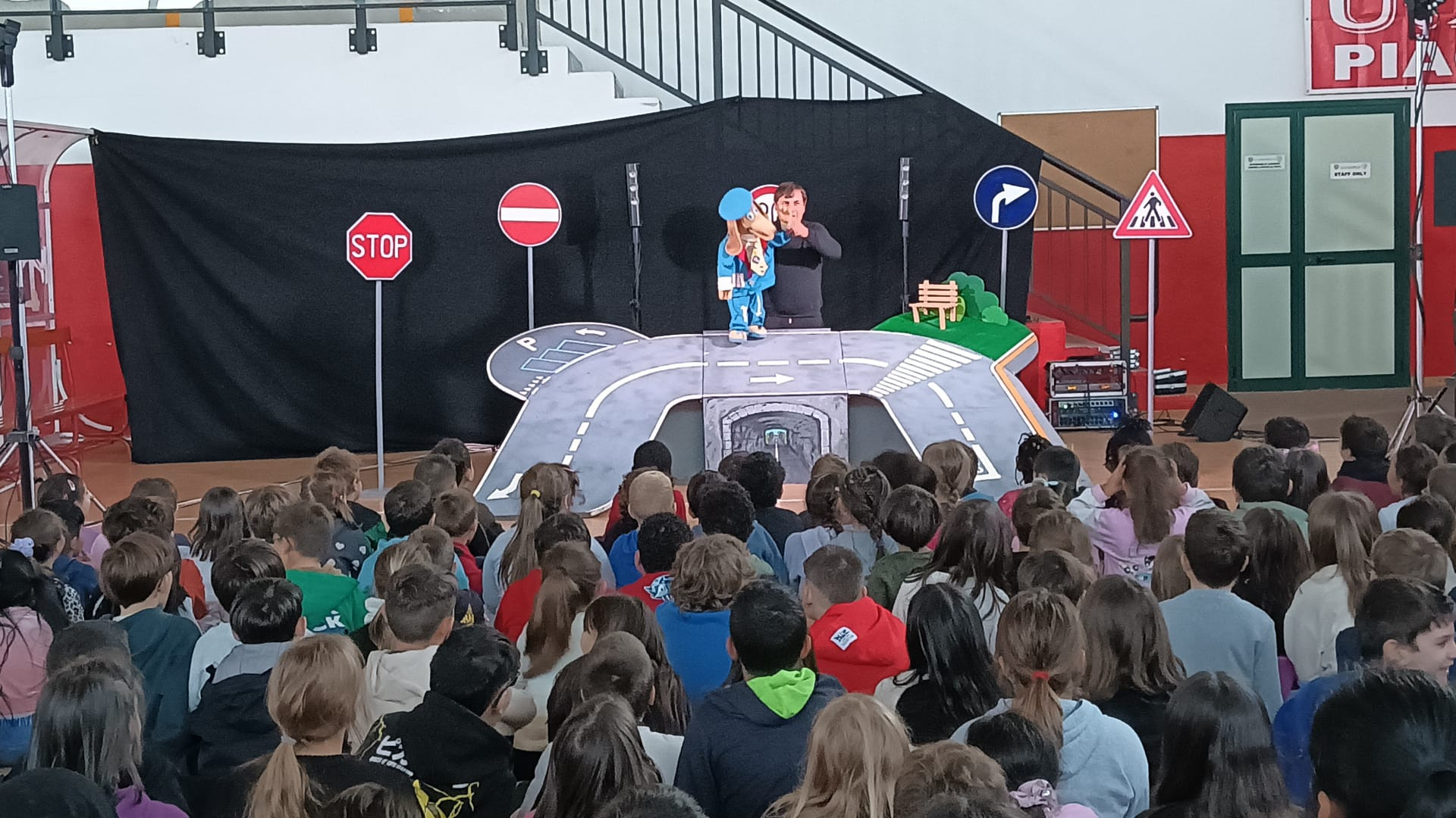 Educazione stradale per 700 bimbi con "Signor Bassotto" e Polizia locale