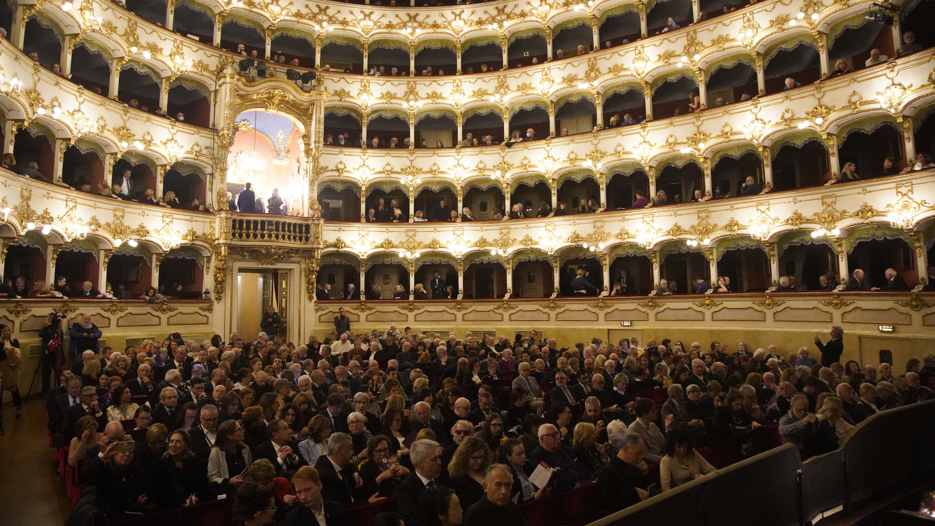 Andare a teatro diventa cosa per pochi? «Più serate se maggiori risorse»