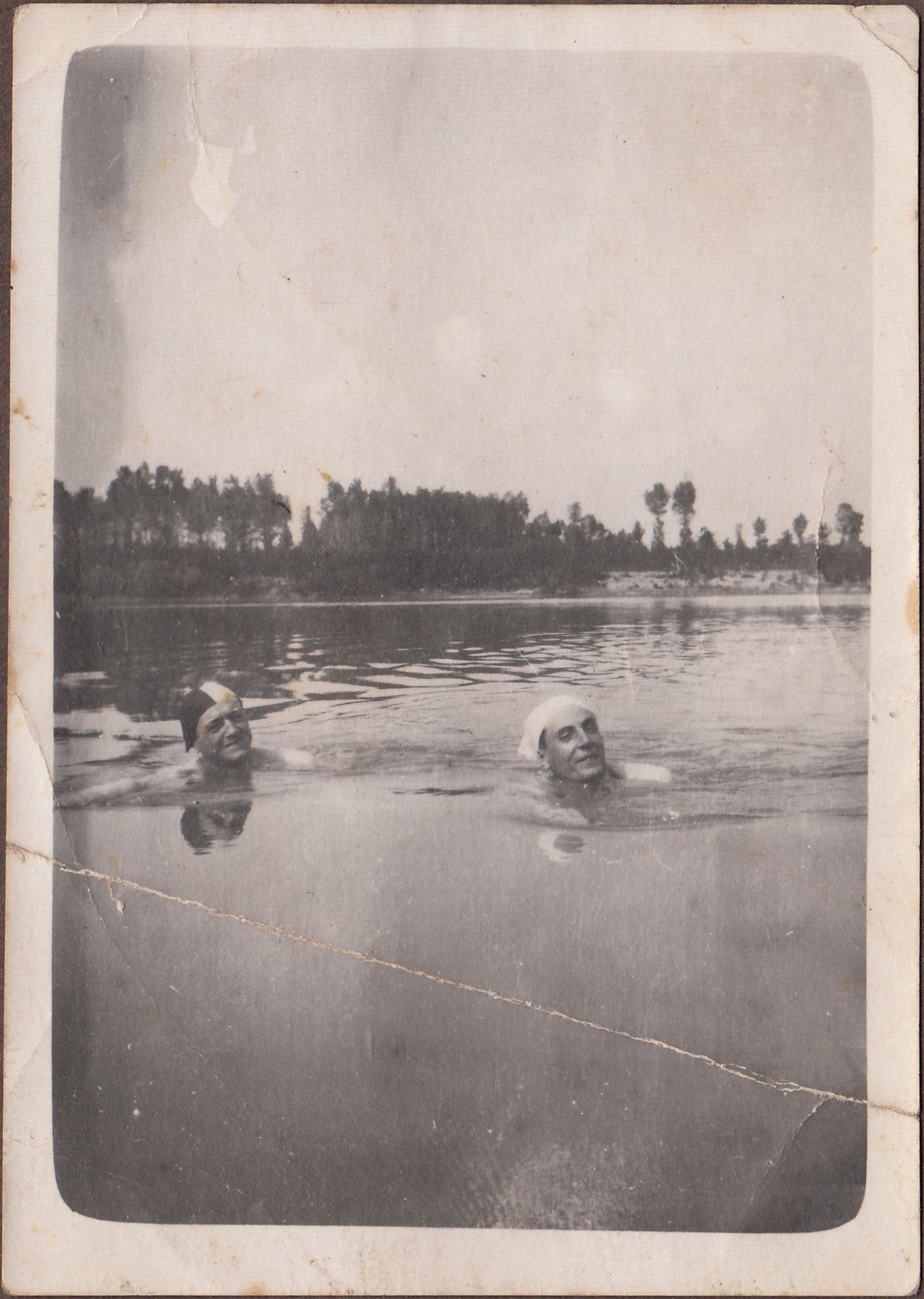 Canzi (a destra) mentre fa il bagno nel Po a Piacenza - Collezione Maggi