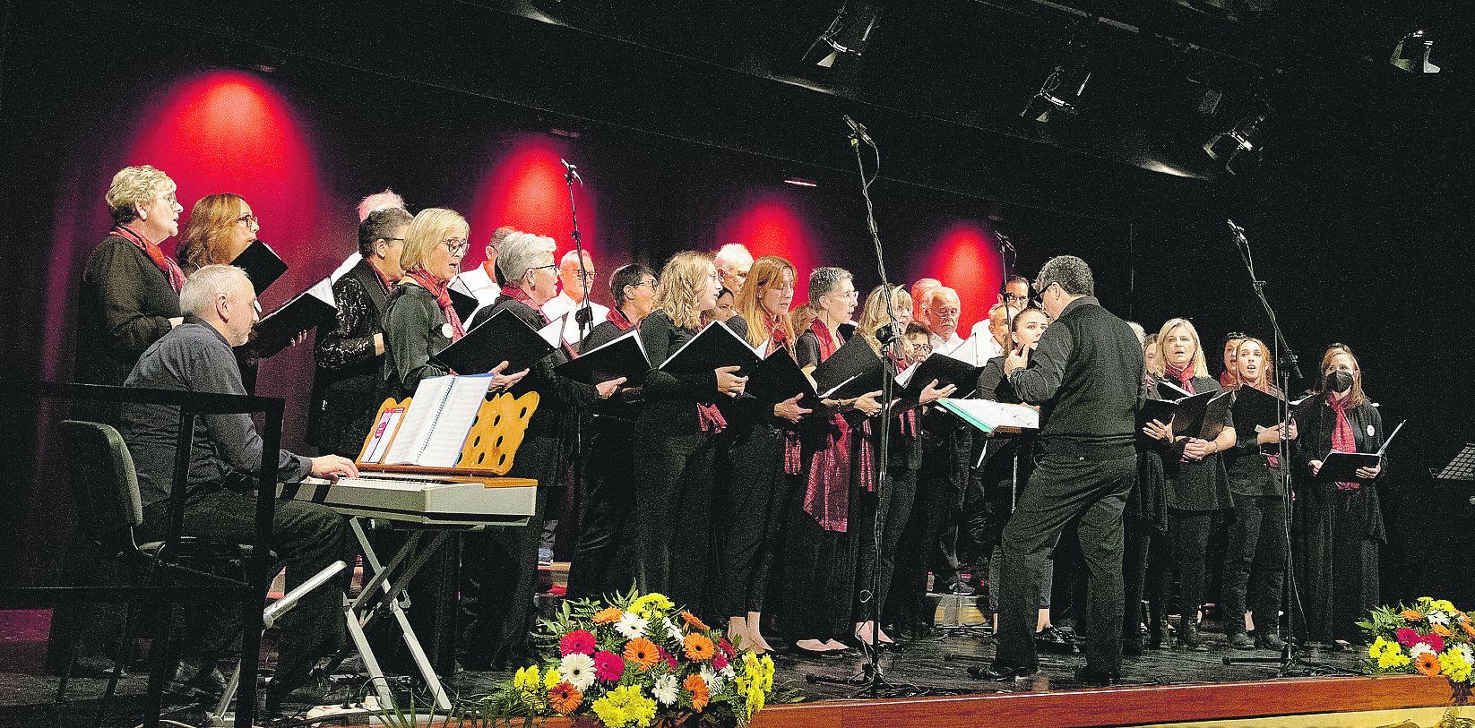 L’attuale formazione del Coro Montegiogo, diretta da Paolo Burzoni - FOTO DUANI