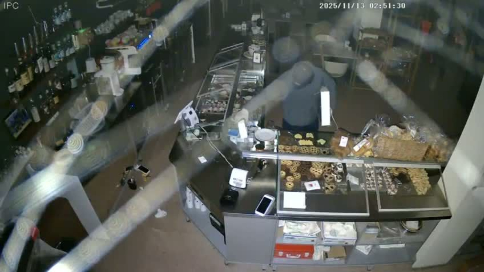 Il ladro ruba anche la cassetta delle offerte (video)