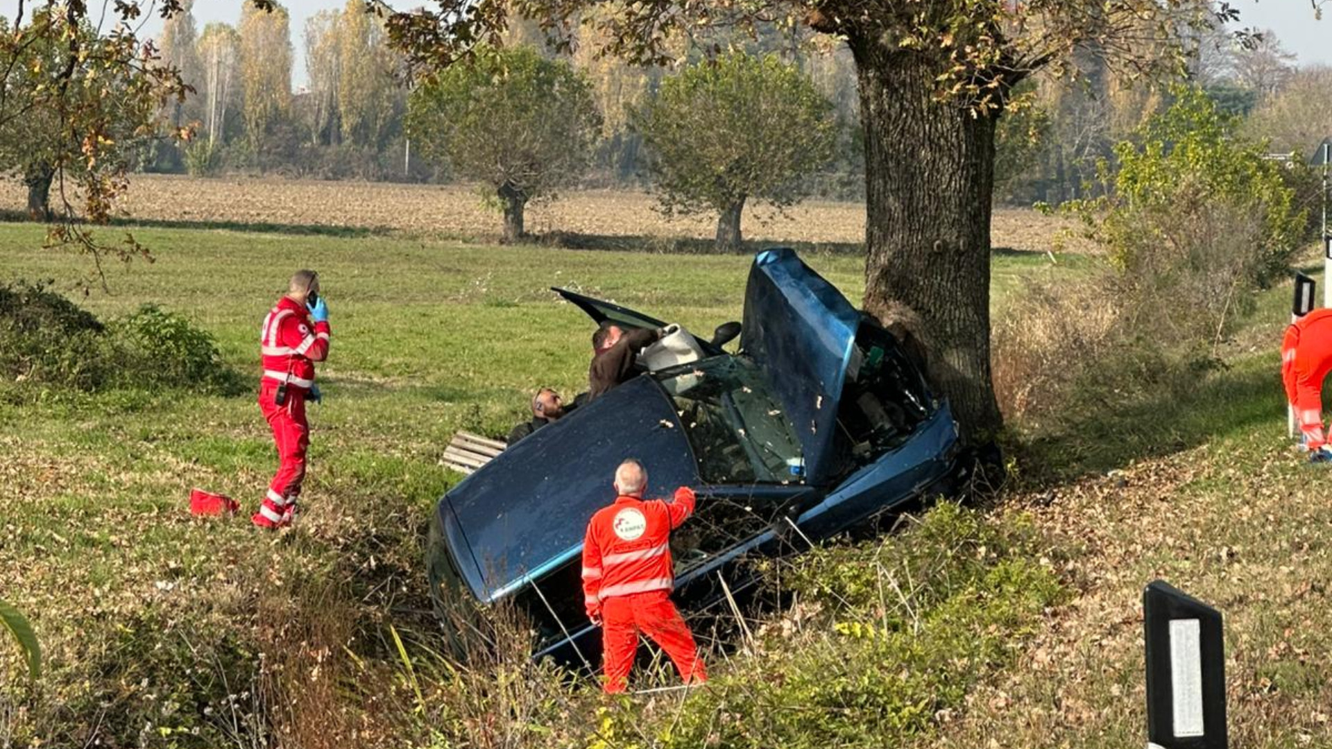 Auto contro albero, grave il conducente (aggiornamento)