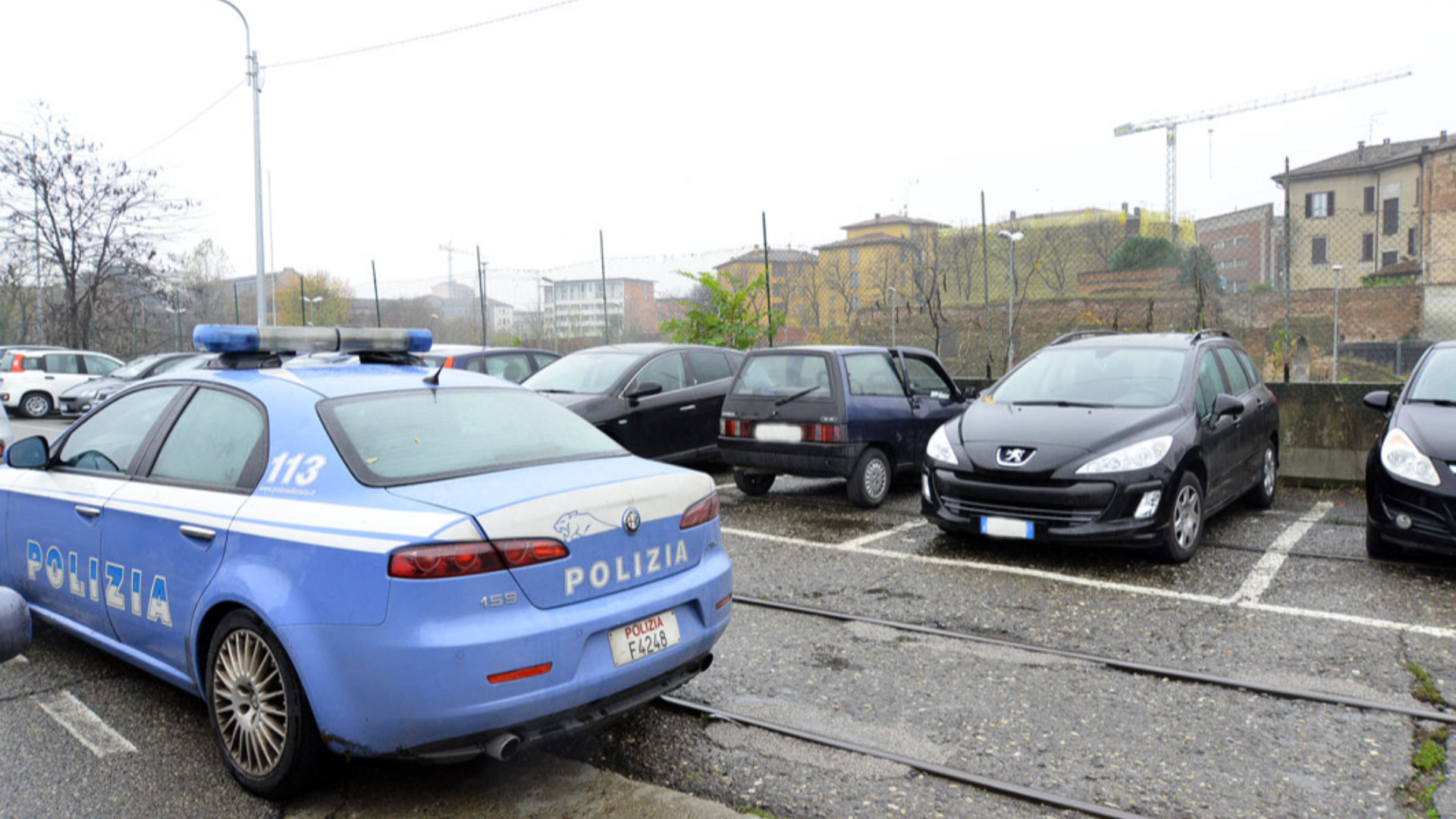 Le aprono lo sportello dell'auto, lei reagisce e li mette in fuga