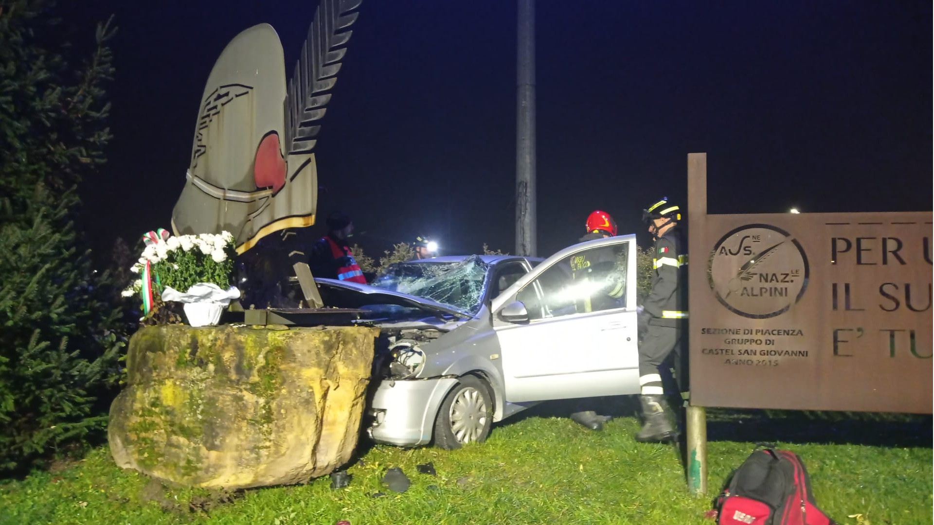 Castel San Giovanni, schianto nella rotonda: auto distrutta contro il monumento degli alpini