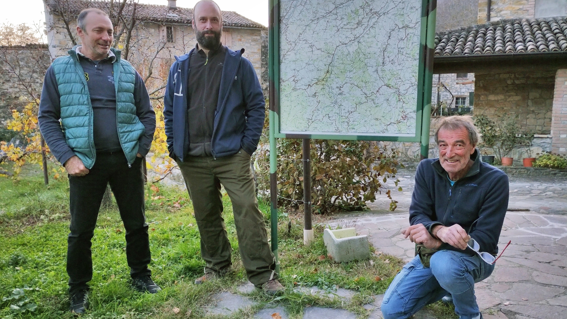 Azzali isolato e senz’acqua: gli ultimi residenti si riforniscono con le taniche