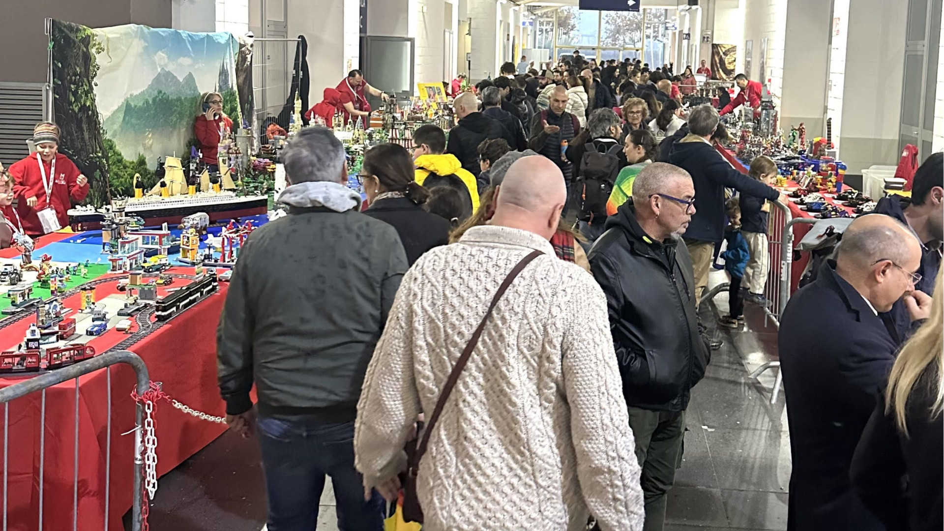 La pioggia non ferma la passione, in migliaia alla fiera dei mattoncini