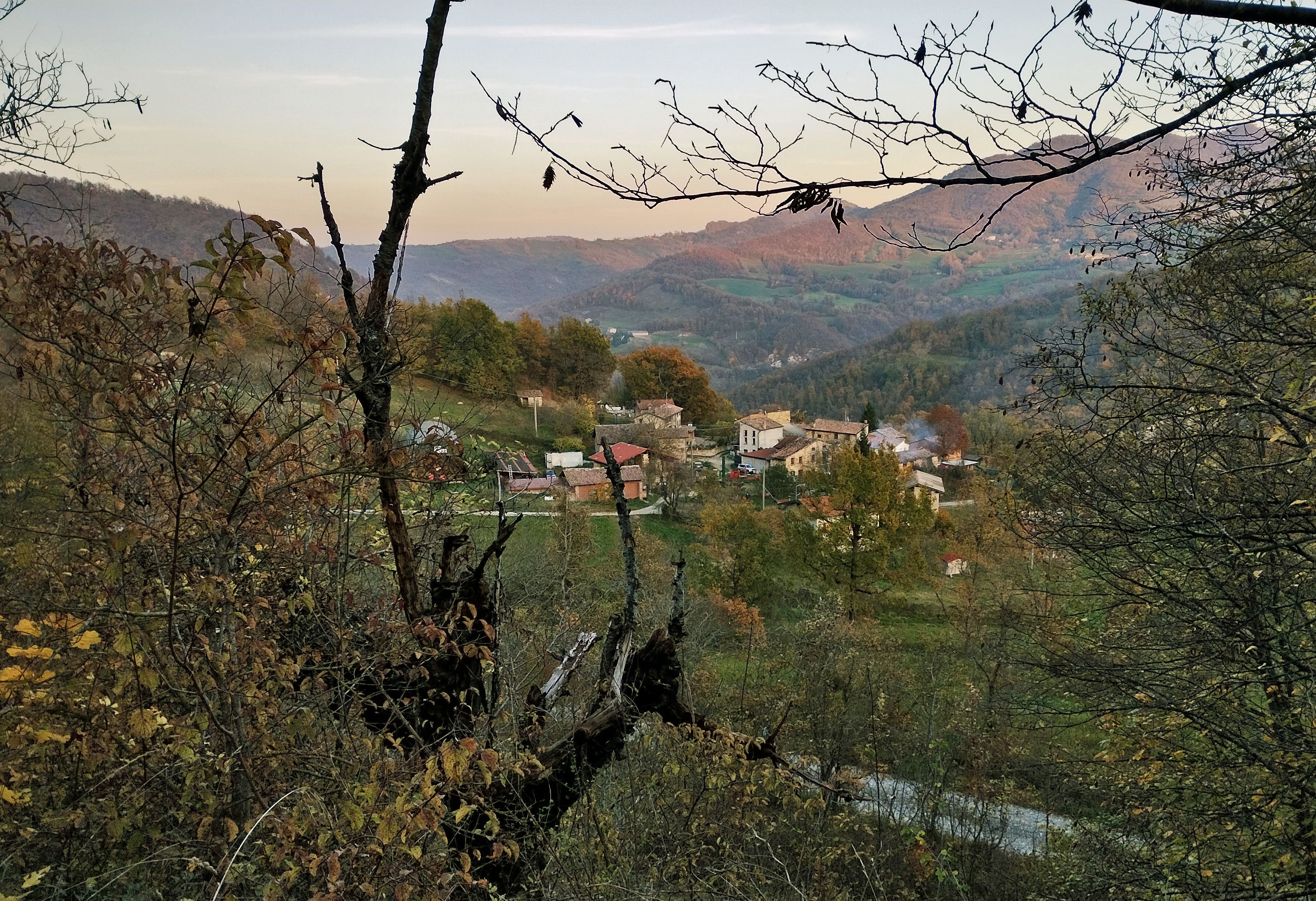 Il borgo di Azzali, in comune di Vernasca - foto Corvi