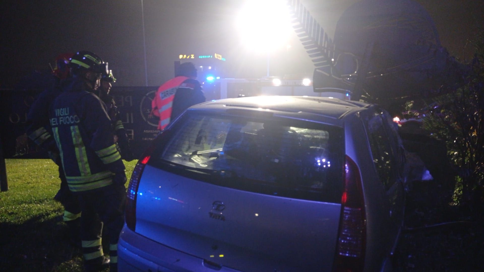 I soccorritori al lavoro attorno all'auto distrutta in mezzo alla rotonda  - © Libertà/Massimo Bersani