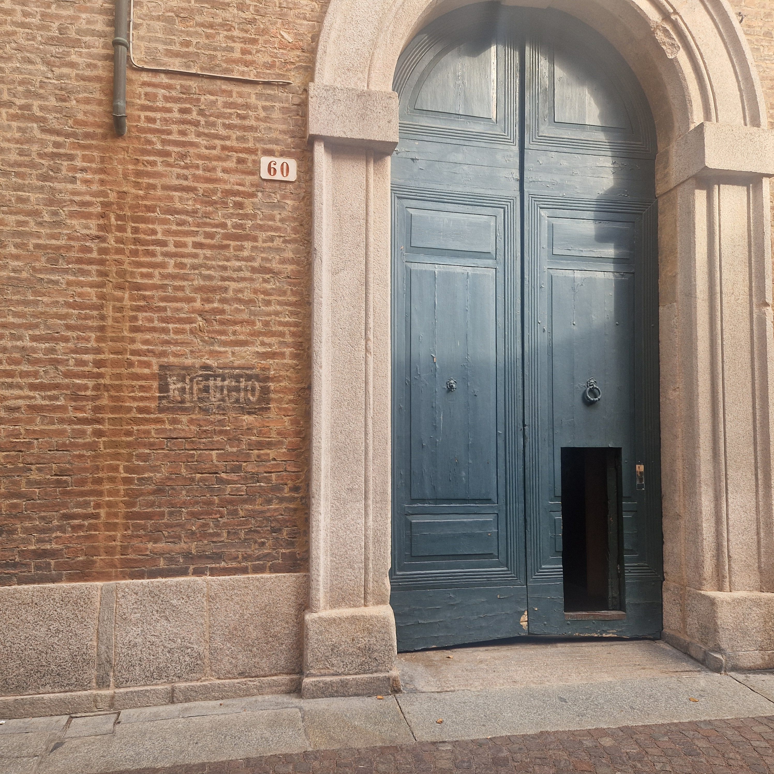 La scritta che identifica il rifugio antiaereo in via Sopramuro