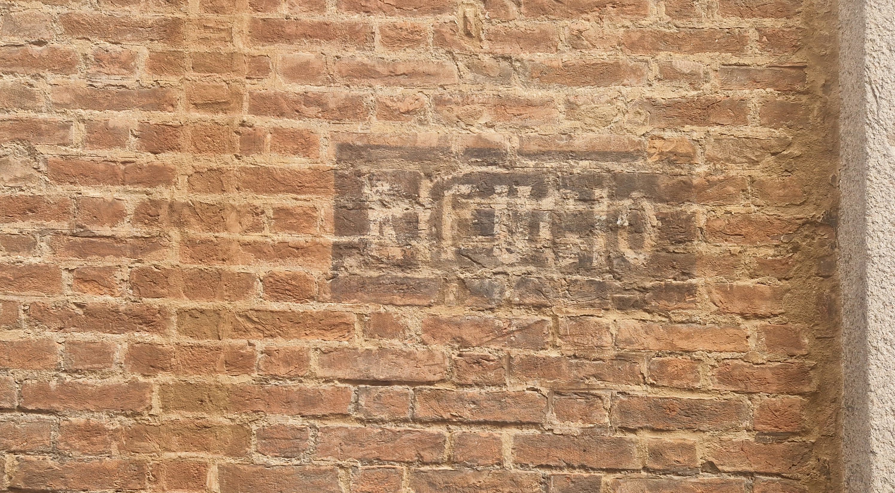 La scritta che identifica il rifugio antiaereo in via Sopramuro