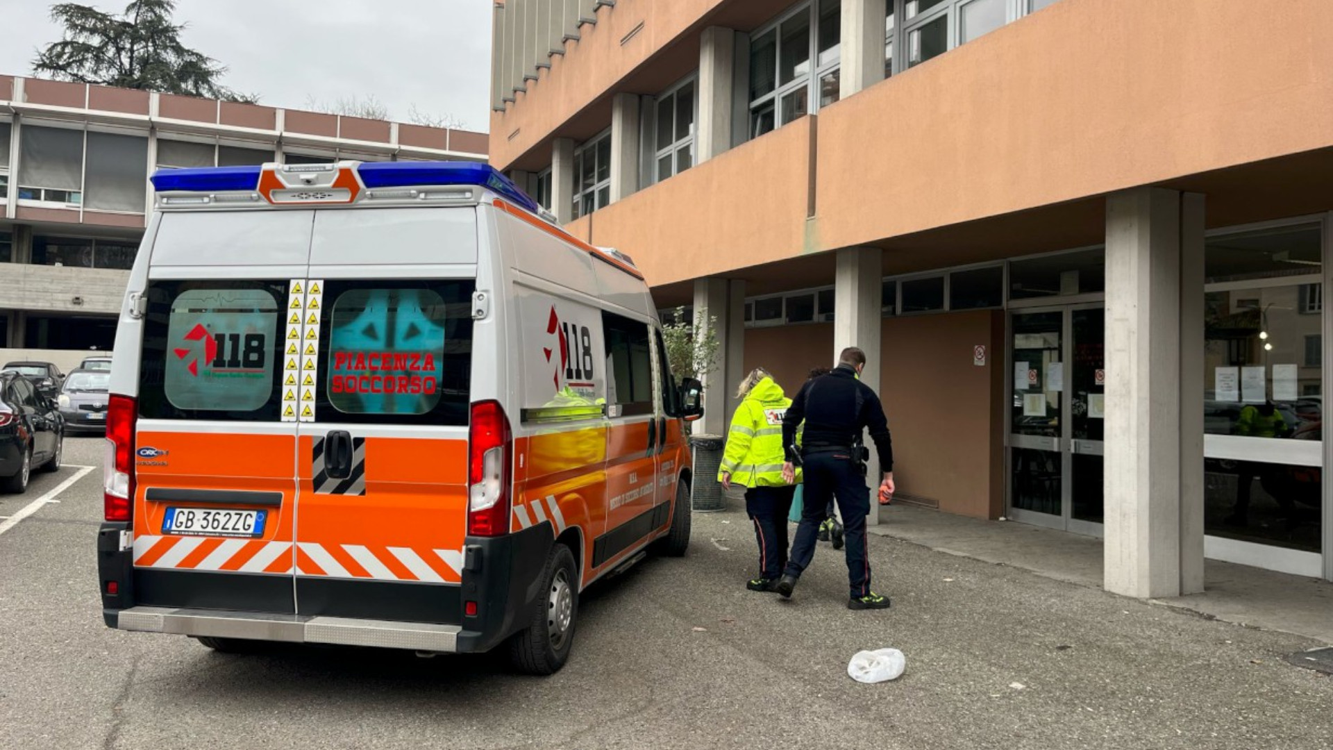 Travolta da un'auto mentre va in bici: 15enne all'ospedale