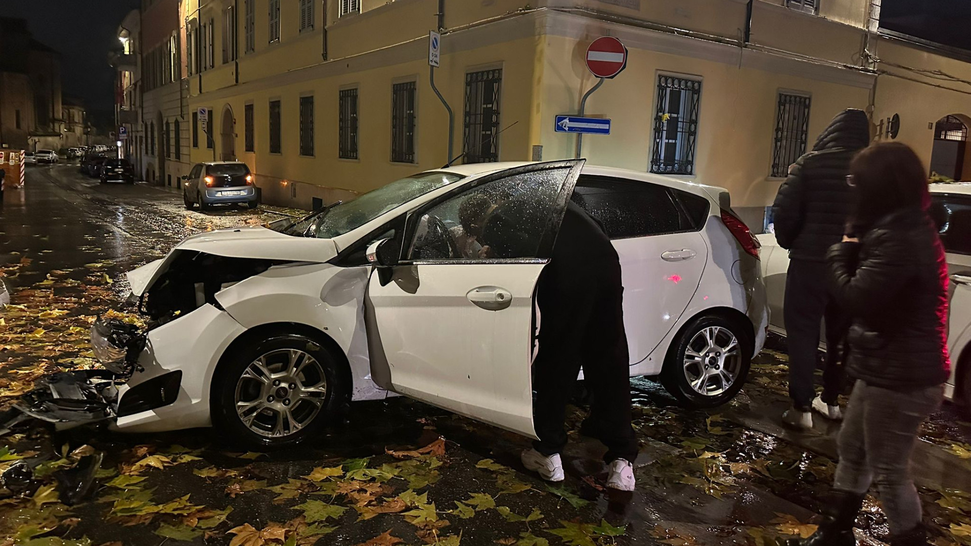 Schianti sulle strade, due feriti in pochi minuti