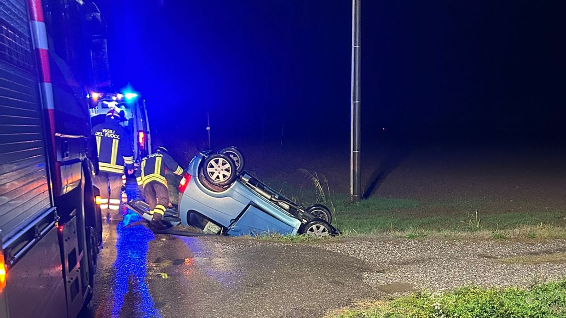 Ferita e bloccata nell'auto dentro al fosso
