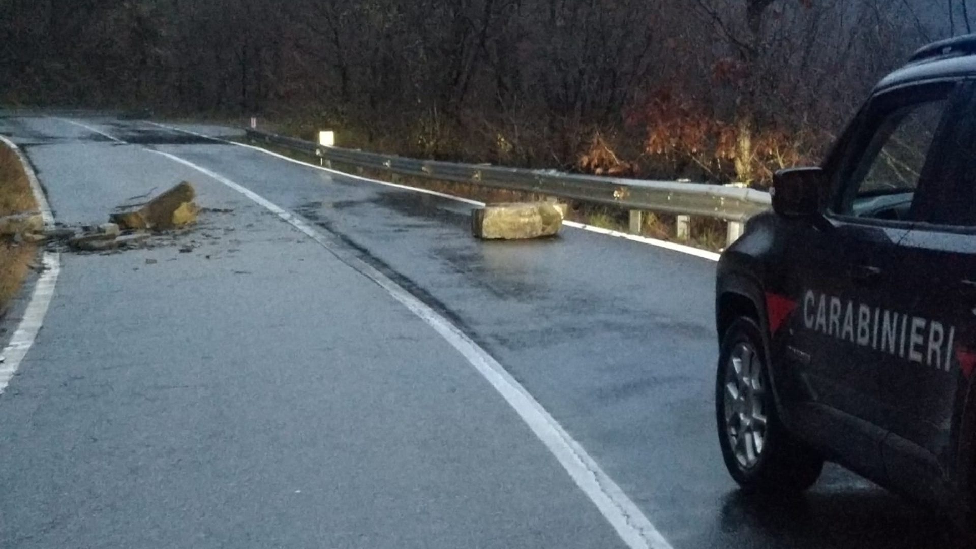 Strada di Val d'Aveto, piovono massi tra Marsaglia e Salsominore