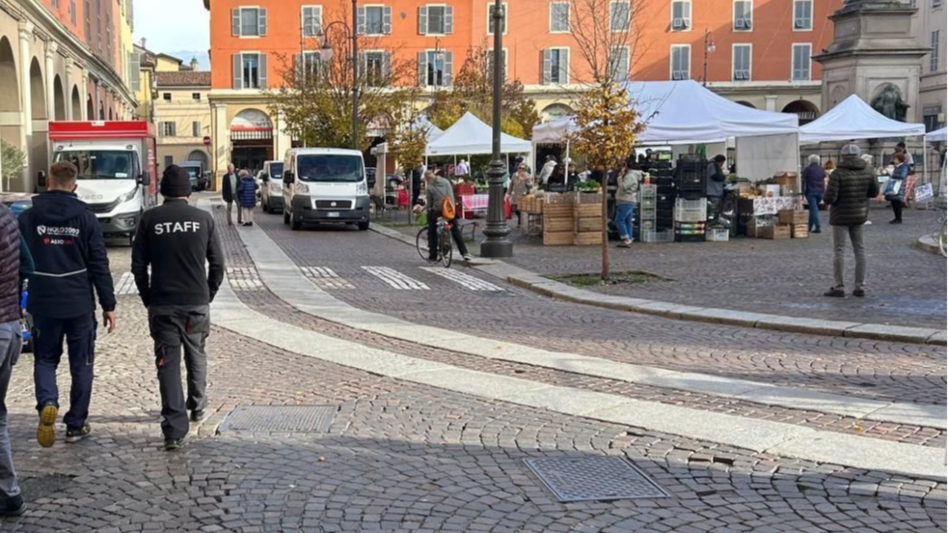 Apu tra multe e transiti consentiti, in piazza Duomo 479 passaggi al giorno