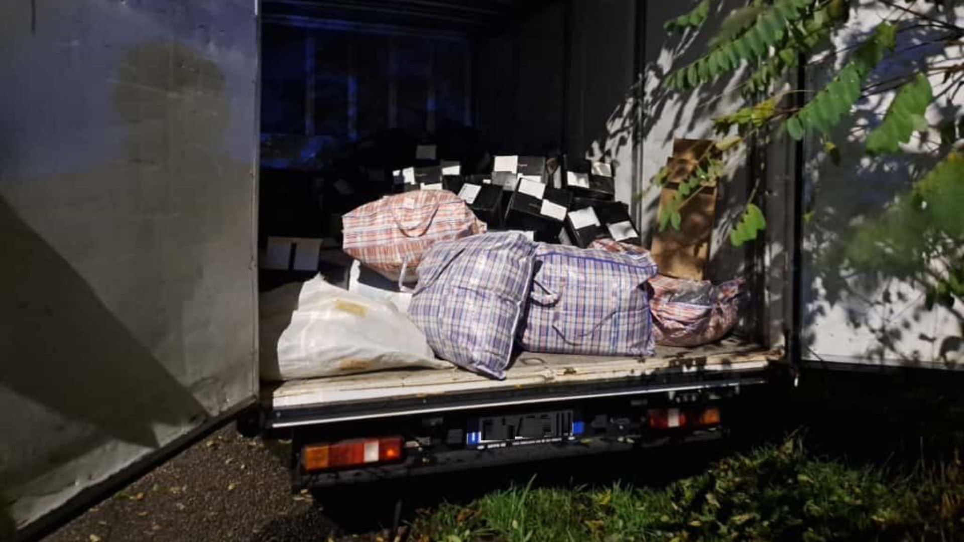 Rubano champagne e vestiti per 100mila euro: braccati, abbandonano la refurtiva