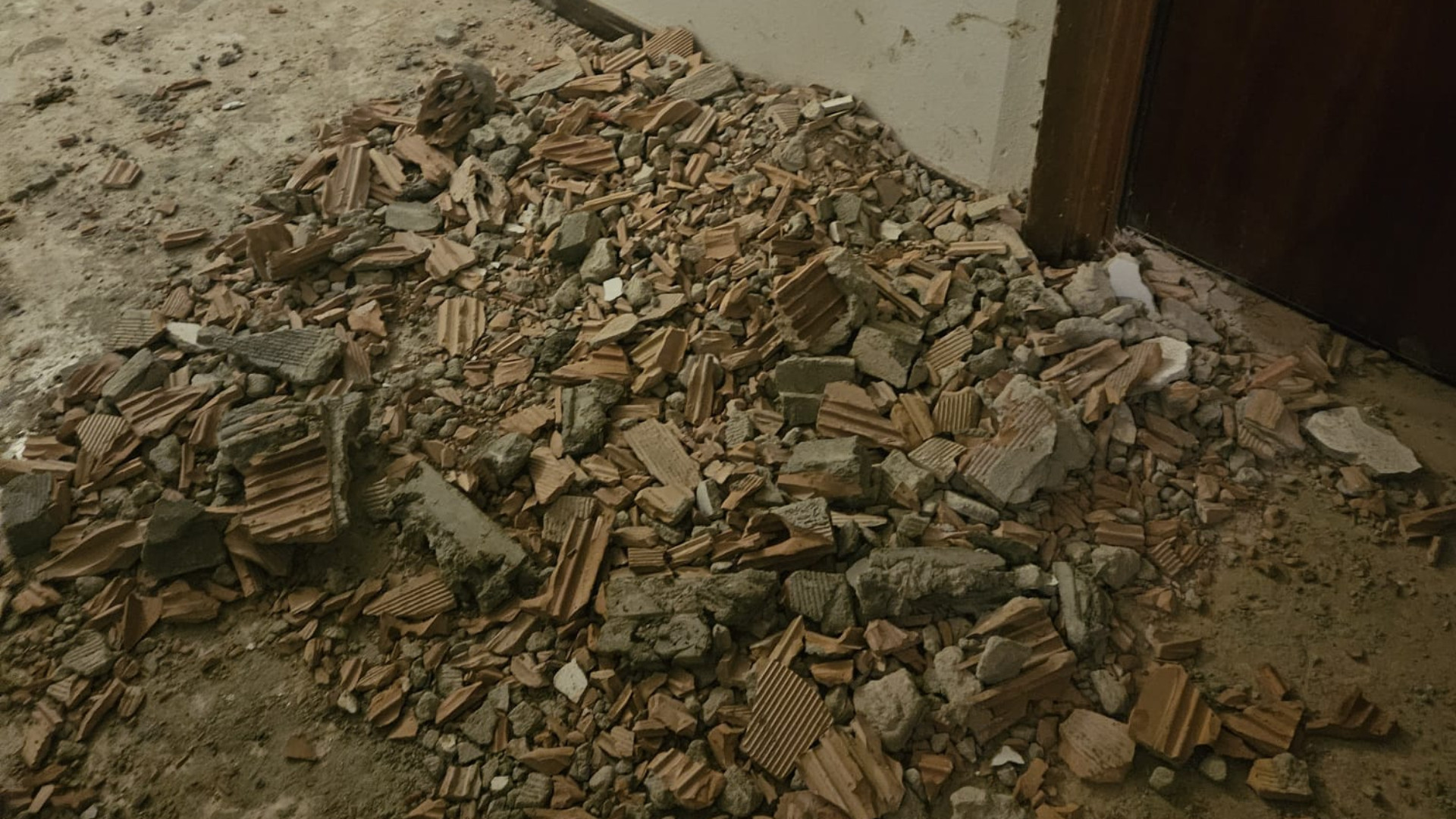 Il parroco torna e trova la canonica distrutta a picconate