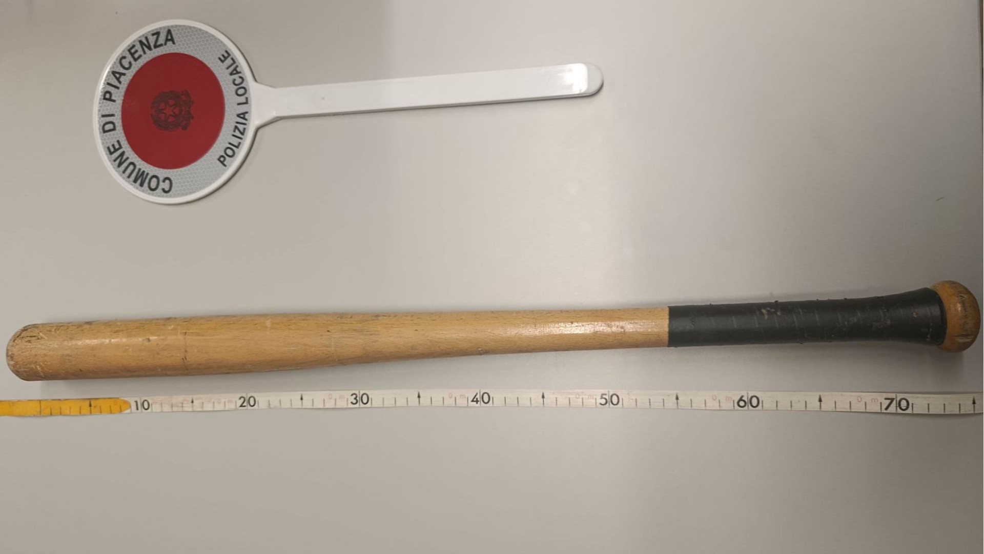 Auto nel canale, dal baule spunta mazza da baseball: denunciato