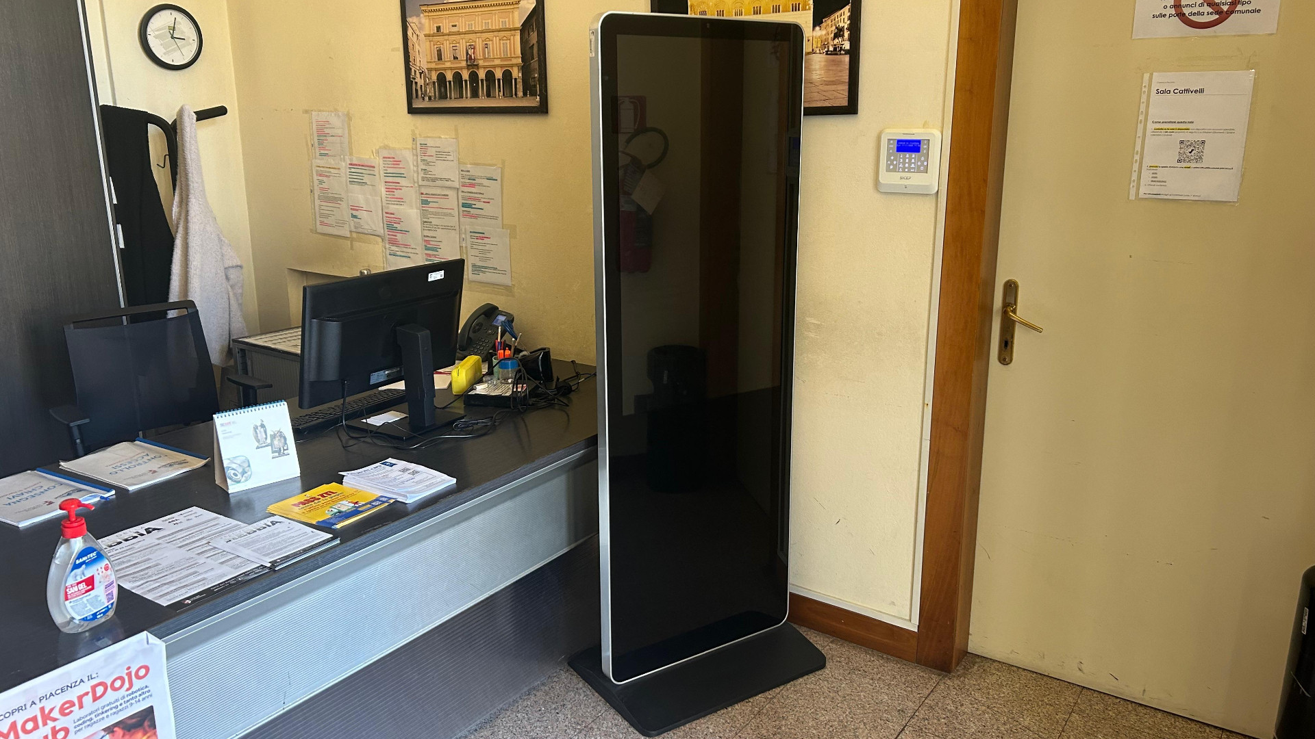 “Enza”, assistente virtuale del Comune inaugurata nell’aprile 2024: spenta e inutilizzata