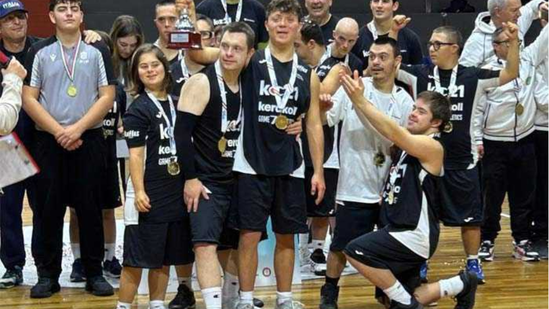 Campione d'Europa e ora bi-campione d'Italia. Pioggia di soddisfazioni ad altissimo livello nel basket C21 (atleti con sindrome di Down) per Leonardo Rossi, 27 anni, paladino dello Special Dream Team di Piacenza. Ovvero l'associazione che da anni si dedica allo sport per i disabili sul territorio piacentino - calcio, basket, atletica, nuoto e non solo - e di cui il padre di Leo, Stefano Rossi, e presidente. Stavolta, pero, la gioia scudettata e arrivata con la maglia del KC21 di Sassuolo, la squadra dedicata unicamente a cestisti con la sindrome di Down a cui Leo ha contribuito non poco nelle ultime due annate. Un trasferimento in