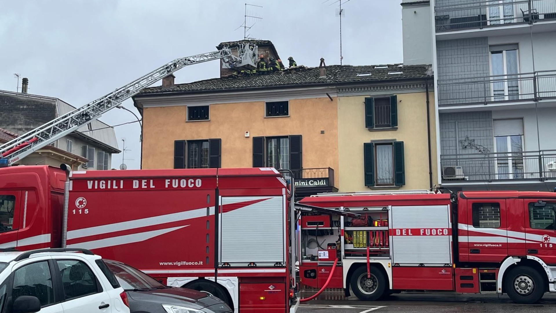 Fiamme nella canna fumaria a Podenzano, intervengono i vigili del fuoco