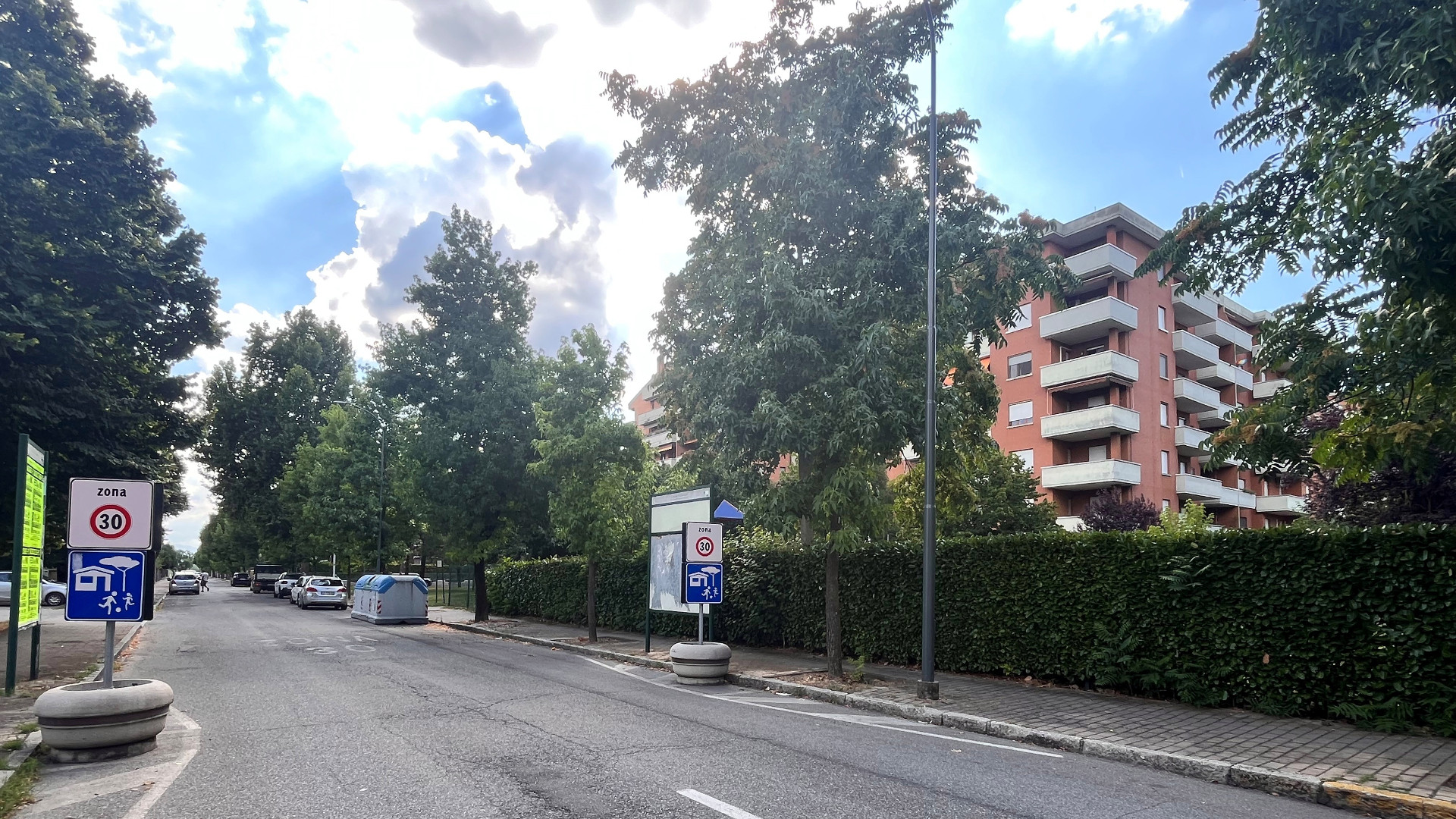 Si affaccia alla finestra e trova due incappucciati