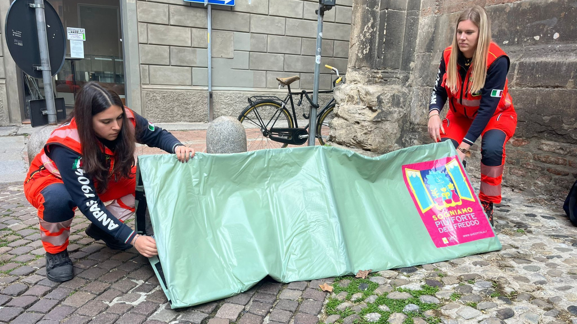 Senzatetto, in consegna  le tende: «È la mia prima casa in Italia»