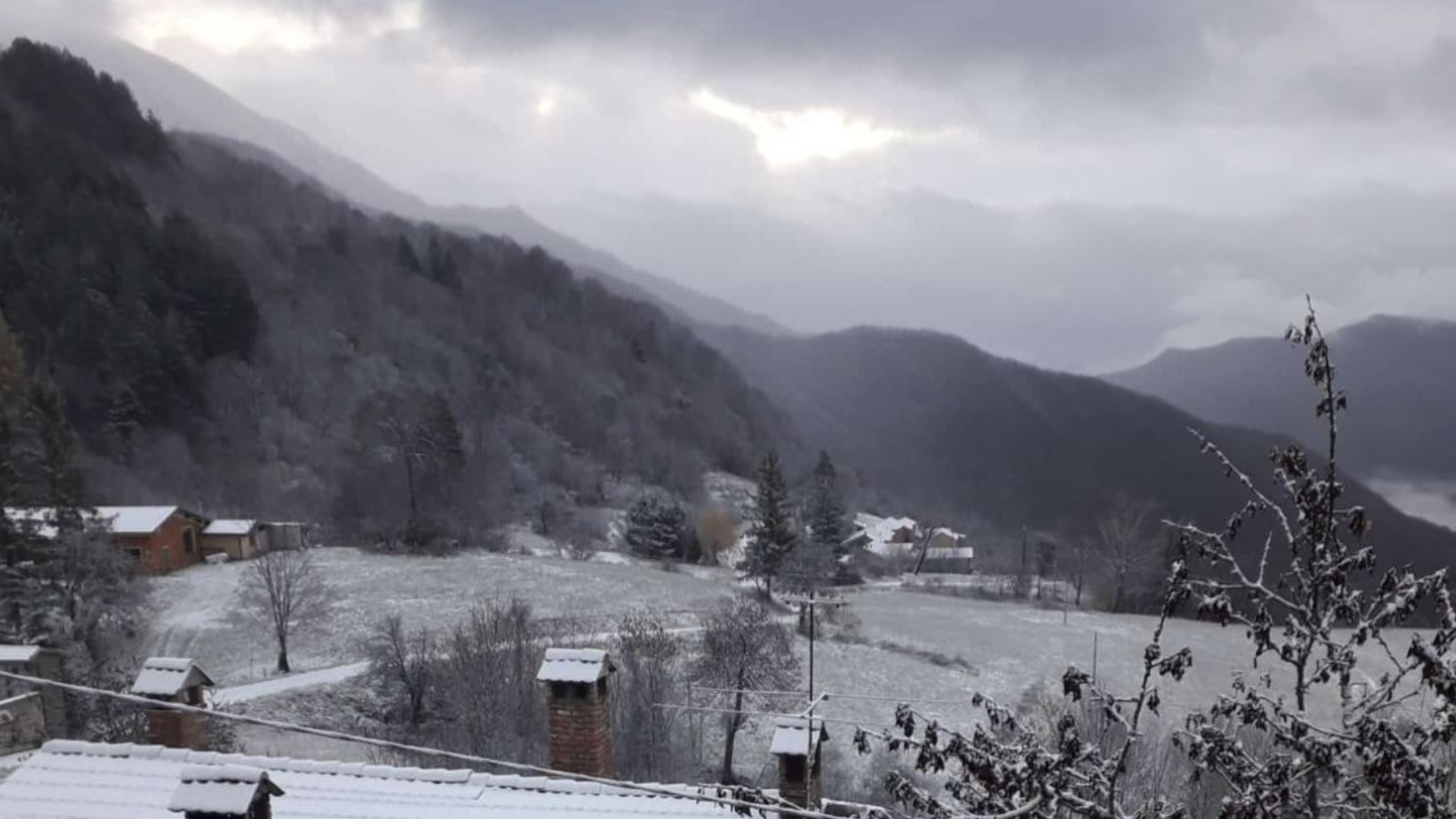 Prove di inverno, montagne imbiancate nella notte