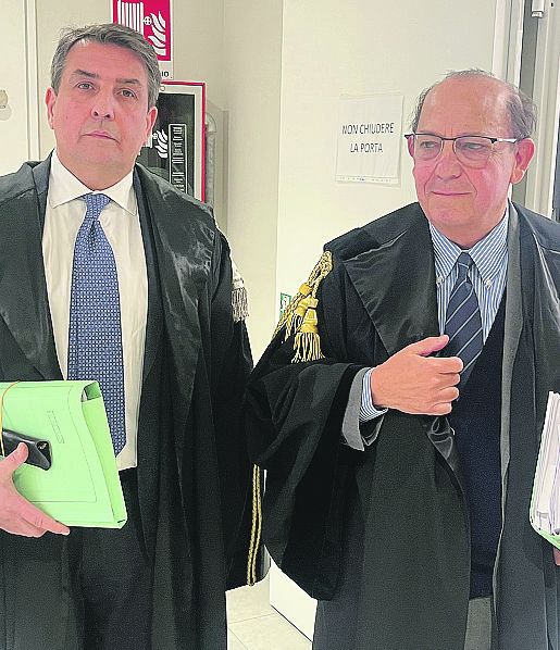 Gli avvocati Delli Antoni e Fantigrossi ieri al Tar di Parma  - FOTO MALACALZA