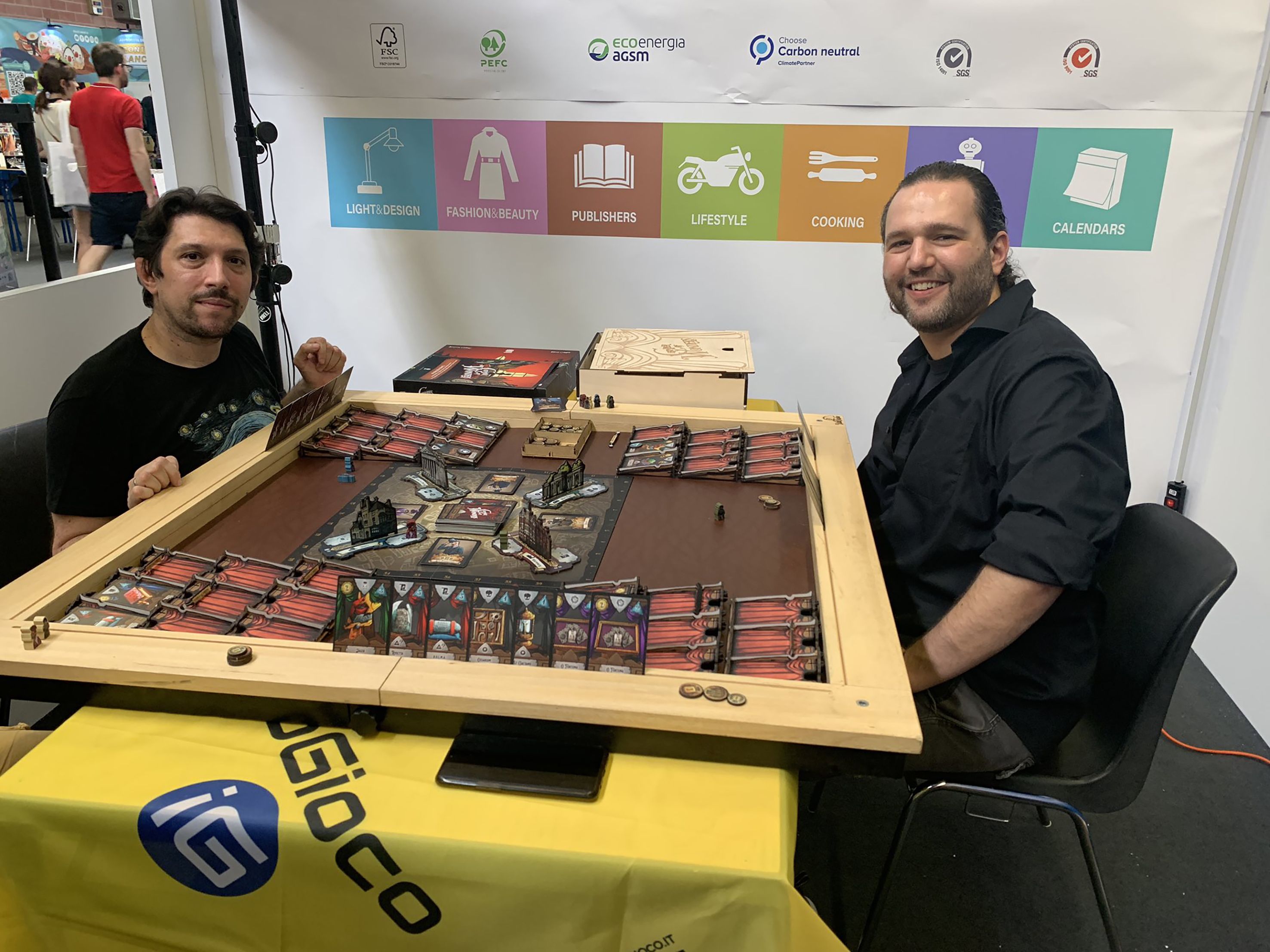 Stefano Castelli e Diego Cerreti impegnati in una demo di Chamber of Wonder, il gioco che hanno creato insieme nel 2022
