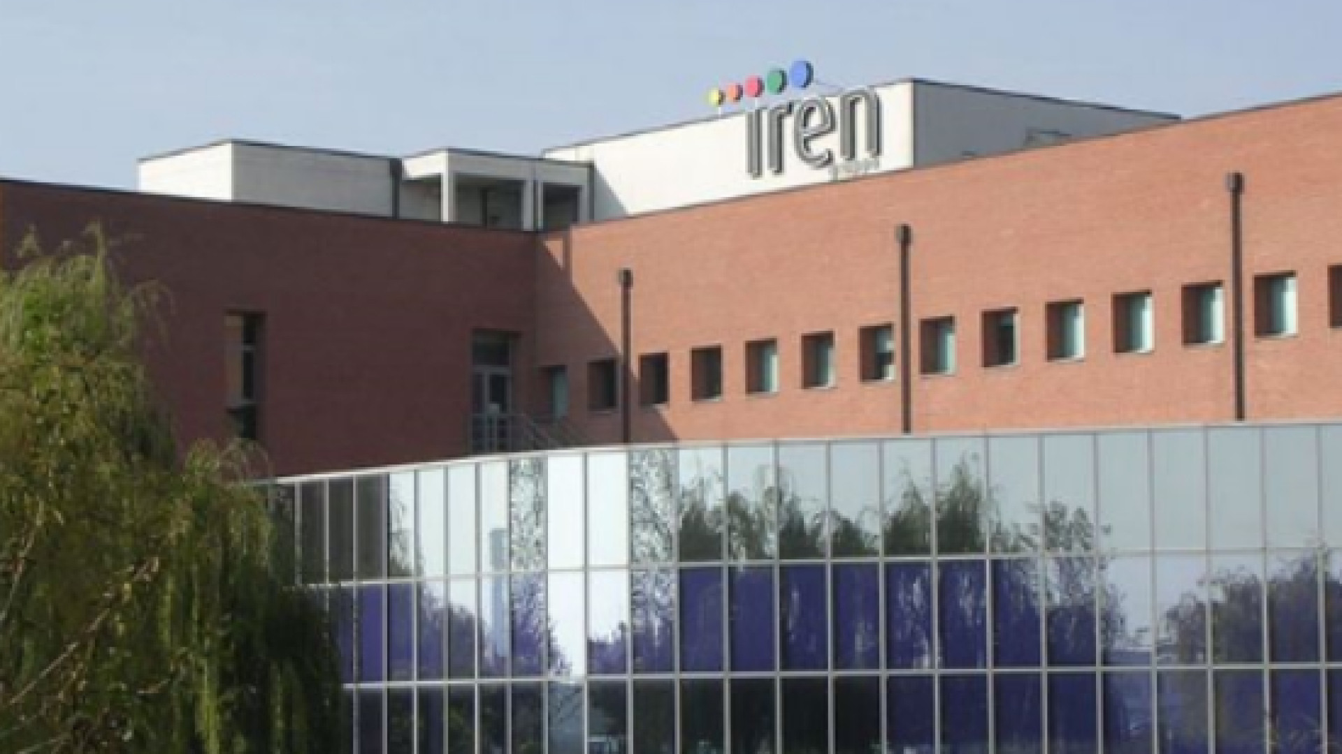 Sindacati contro Iren: «Compensi quasi dimezzati per le addette alle pulizie»