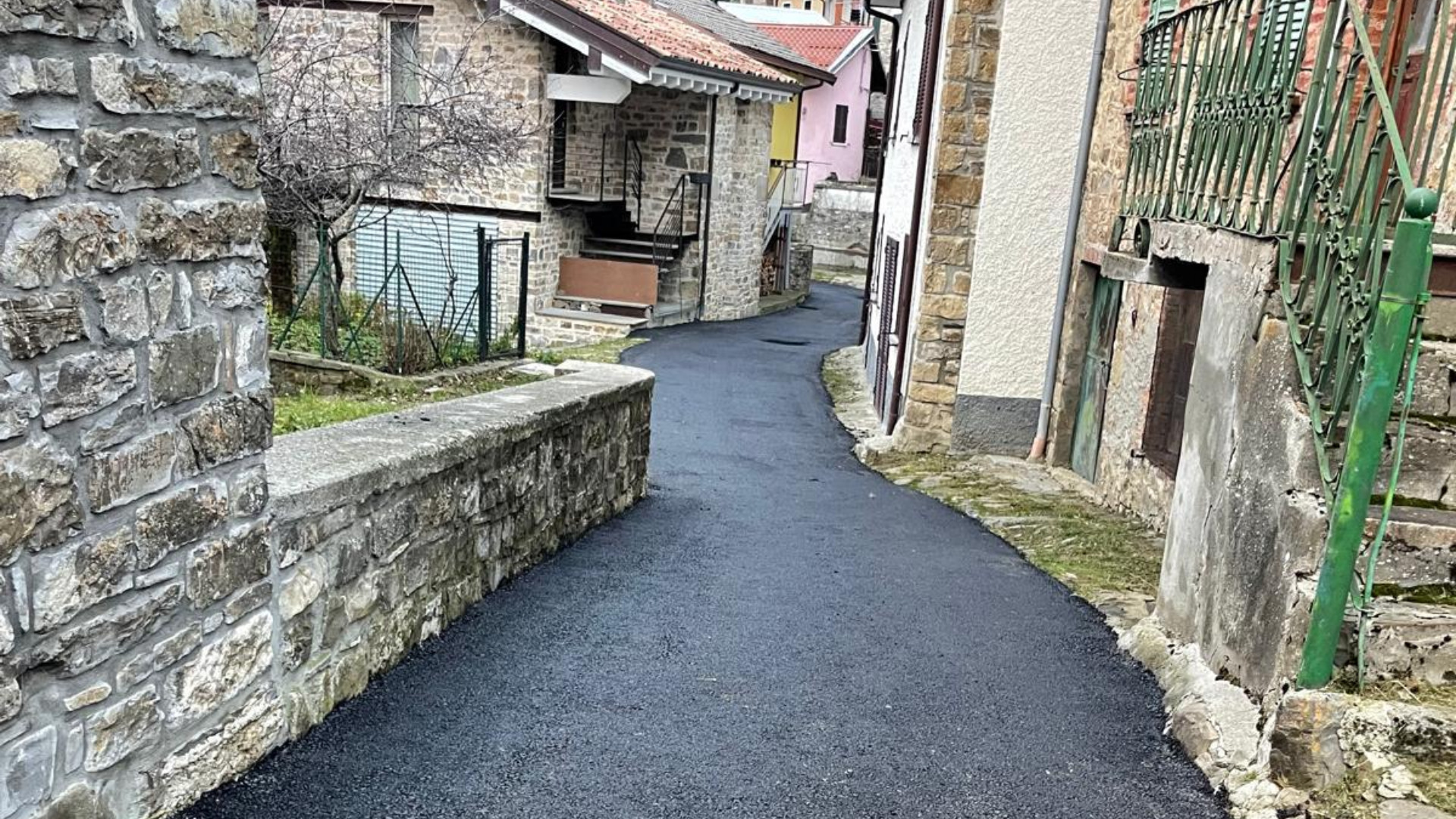 Asfalto sopra i ciottoli  a Selva. "Sconcerto" tra i villeggianti