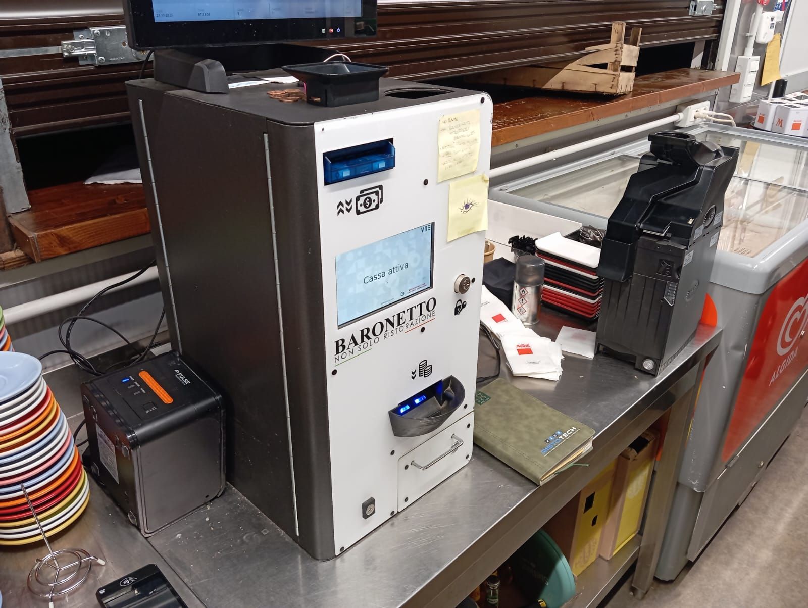 I ladri hanno tentato di asportare le casse elettroniche