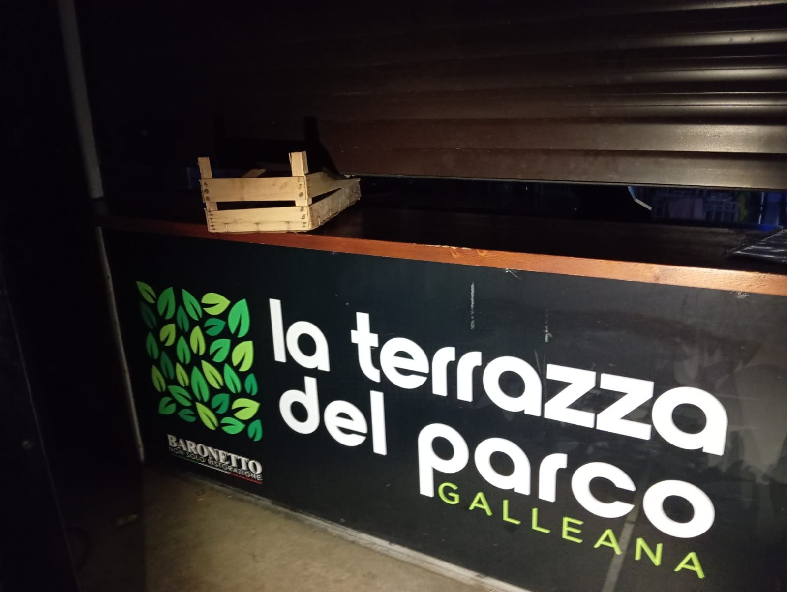 La cassetta usata per tenere la serranda sollevata