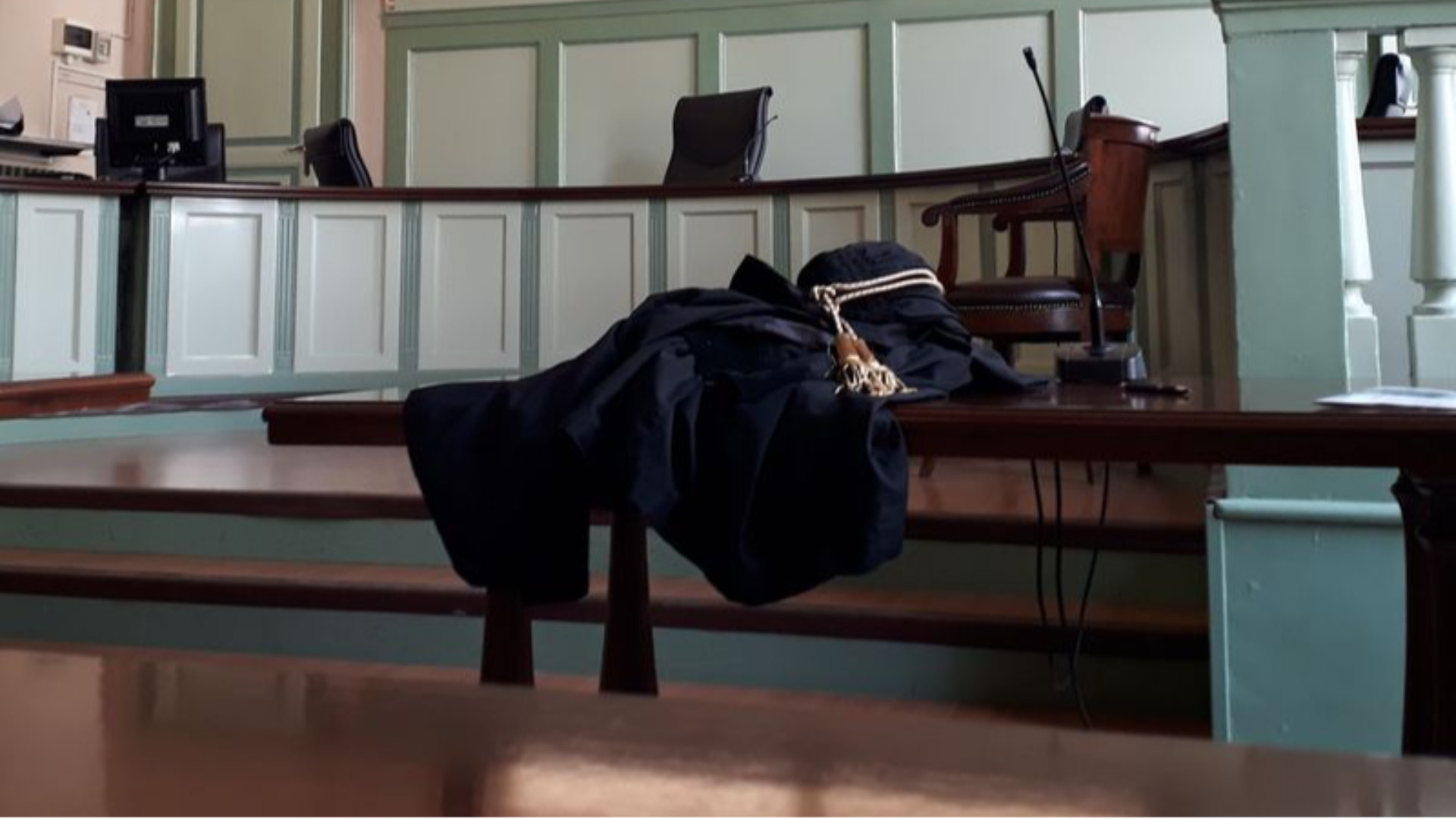 Bacio rubato alla collega, operaio a processo per violenza sessuale