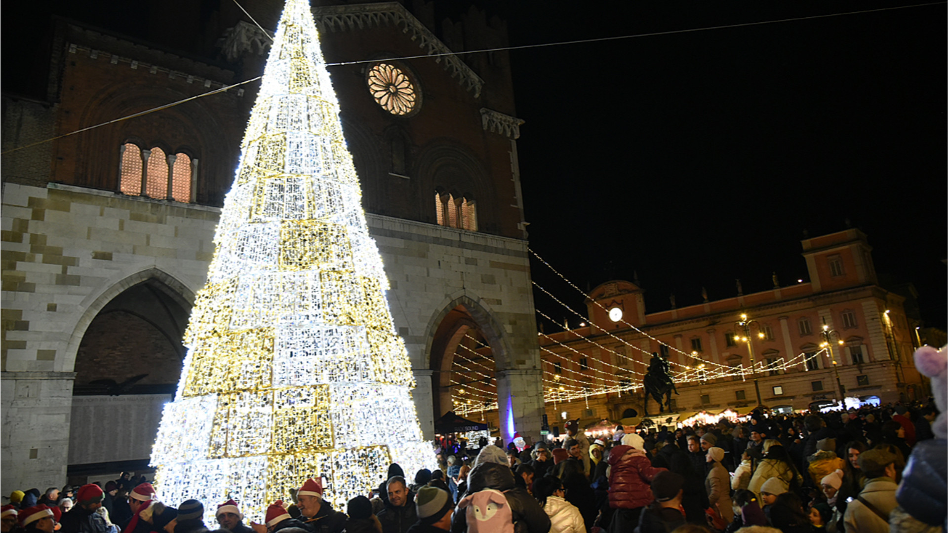 Acceso l'albero in piazza, inizia il conto alla rovescia verso il Natale