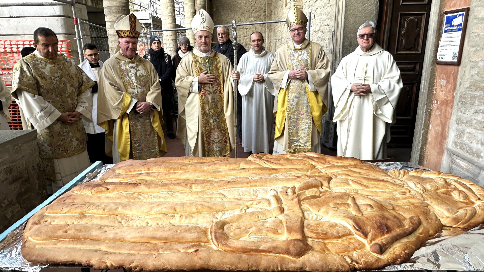 Delegazione irlandese a Bobbio per san Colombano, 160 chili di pane per i fedeli