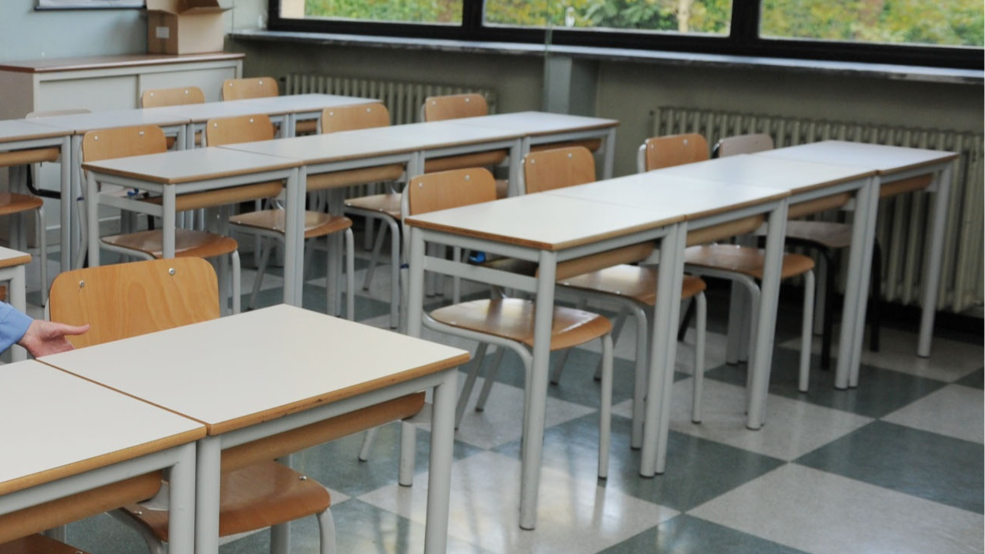 I bidelli sono troppo pochi: «Noi, costretti a fare lavoro doppio»