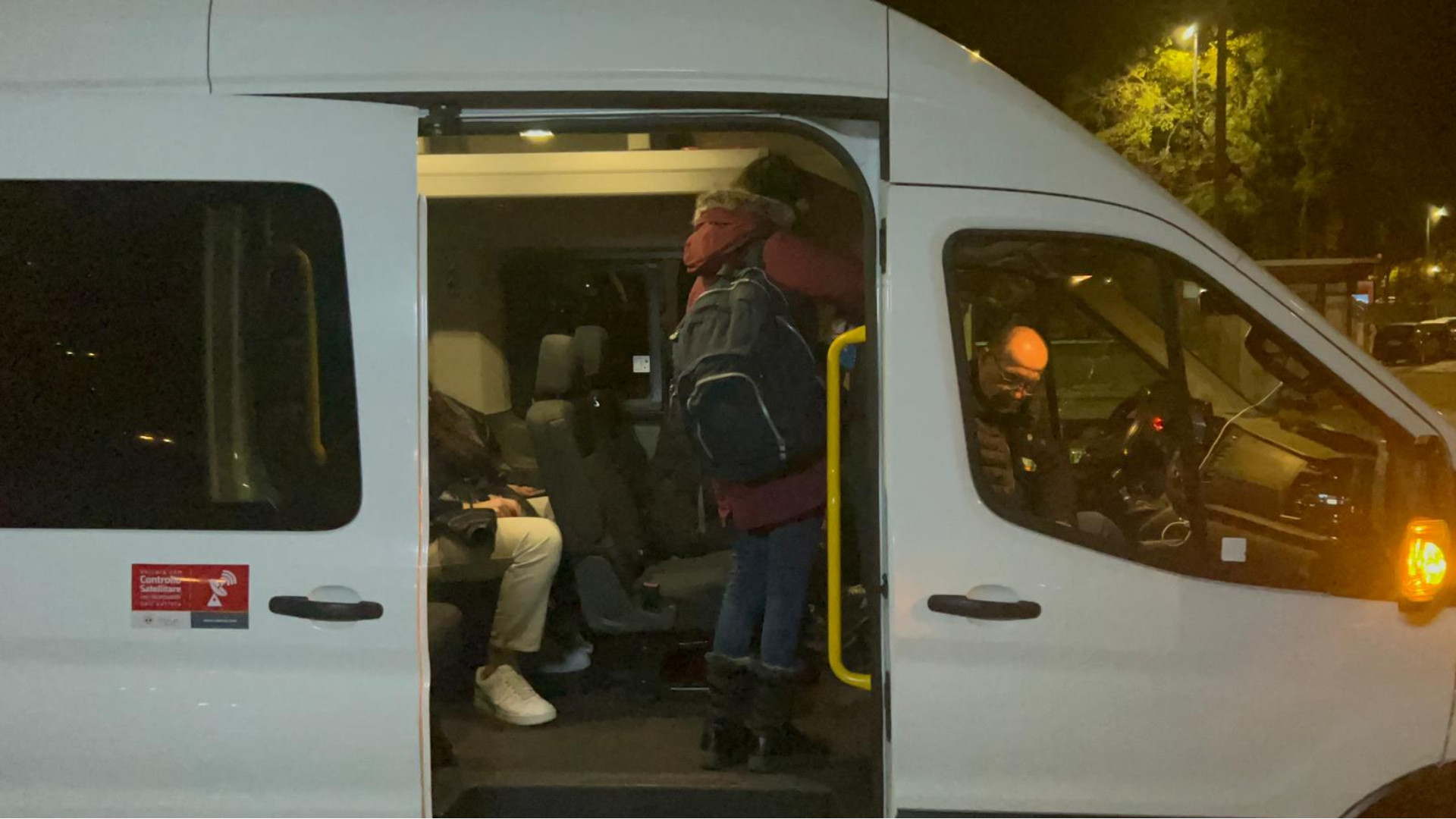 Una fermata di "Tuobus" durante il suo percorso serale in città - © Libertà/Thomas Trenchi