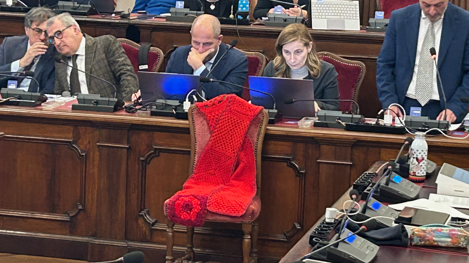 Violenza di genere, drappo rosso in consiglio comunale a Piacenza