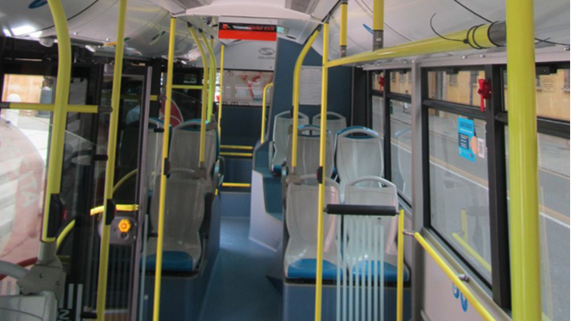 Sradica un seggiolino del bus, trovato grazie alle telecamere