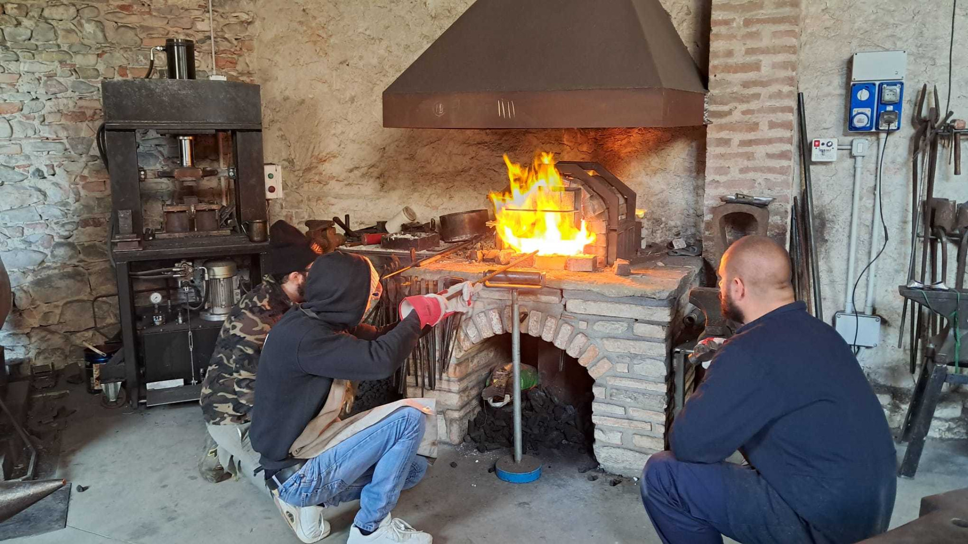 Il fabbro che insegna le fatiche del mestiere e fa il tutto esaurito