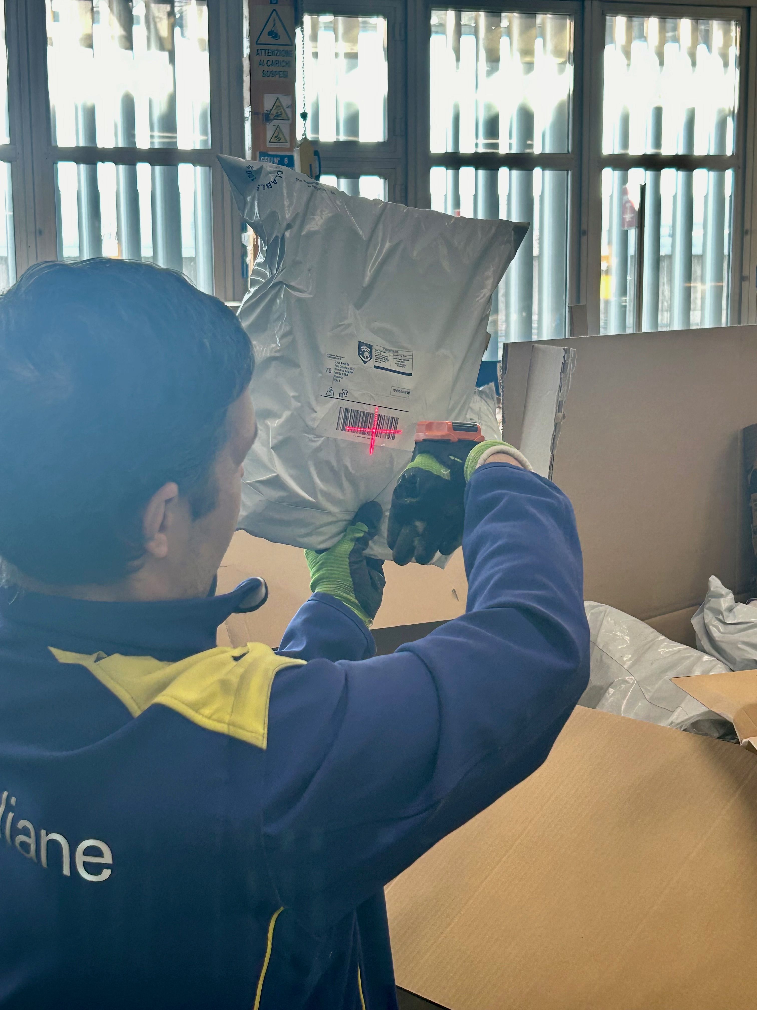 Lo smistamento pacchi di Poste