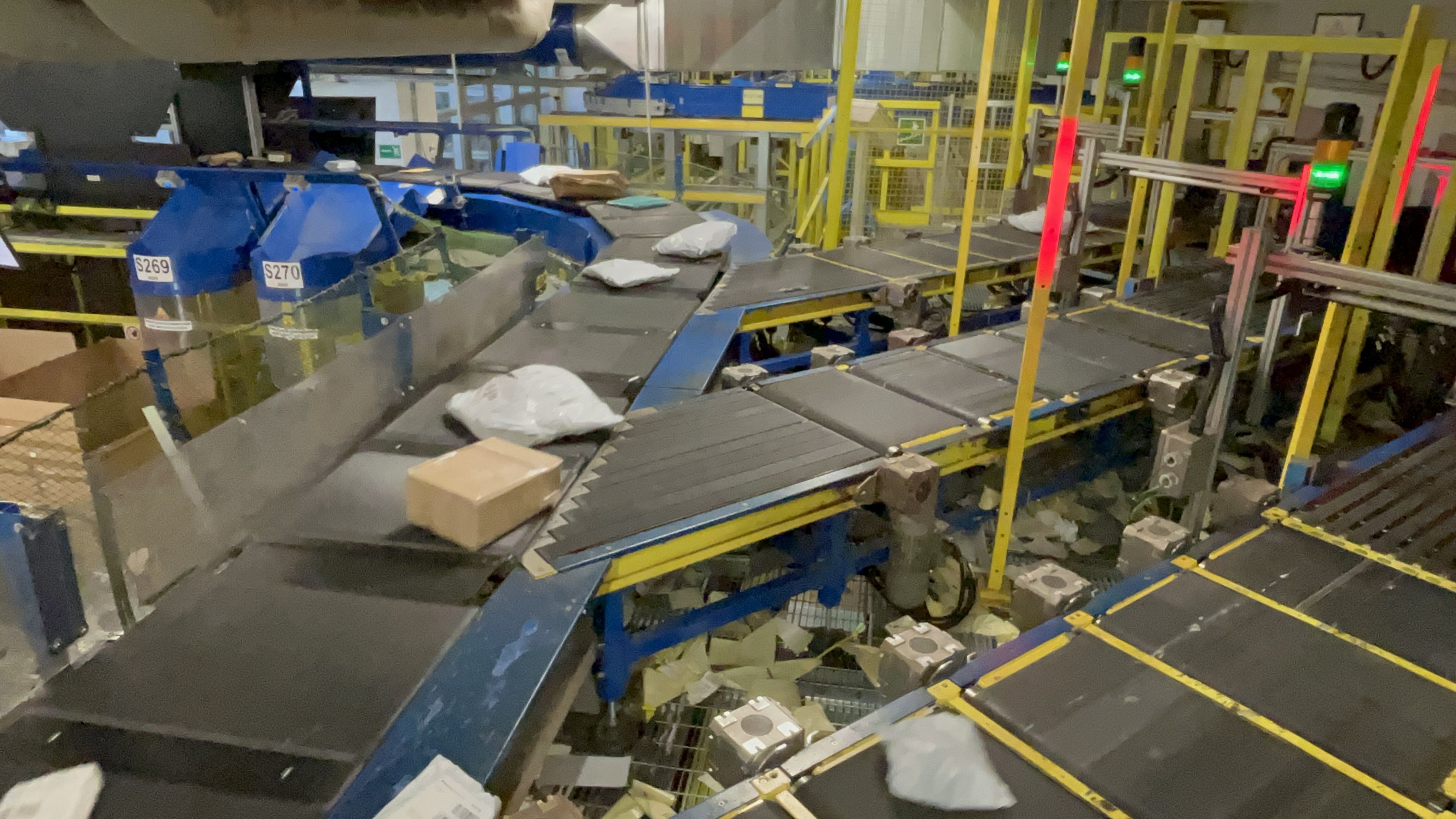 Lo smistamento pacchi di Poste